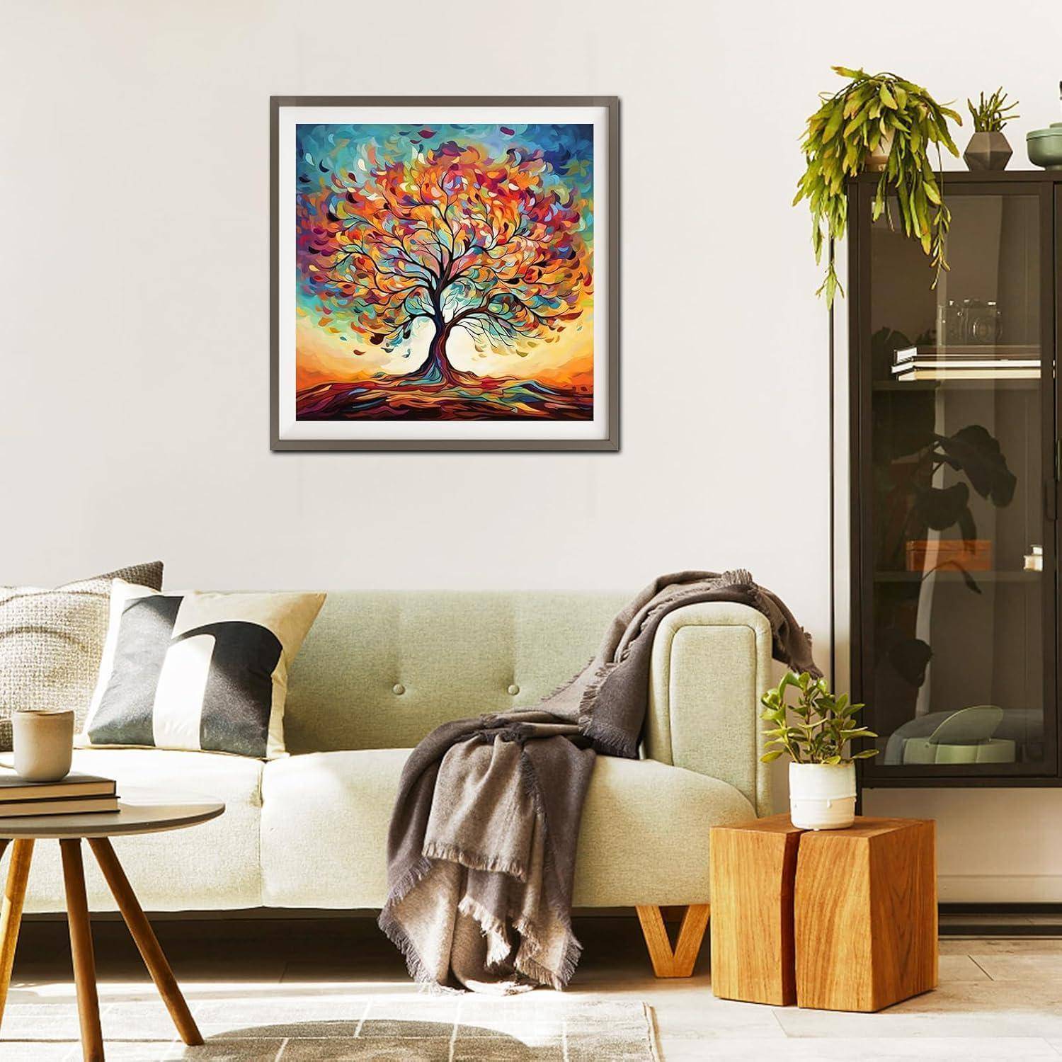 Helles Wohnzimmer mit cremefarbenem Sofa, Decke, Beistelltisch und Schrank, zentriert über dem Sofa mit einem farbenfrohen gerahmten Baumbild.