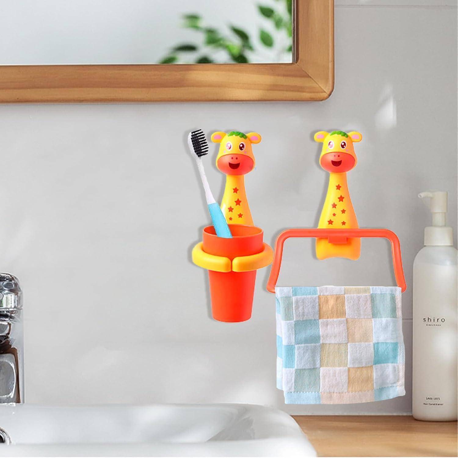 Wandmontierte Badezimmer-Halter mit Giraffenmotiv: Der eine hält Zahnbürsten in einem Becher, der andere hält ein Handtuch neben einem Waschbecken.
