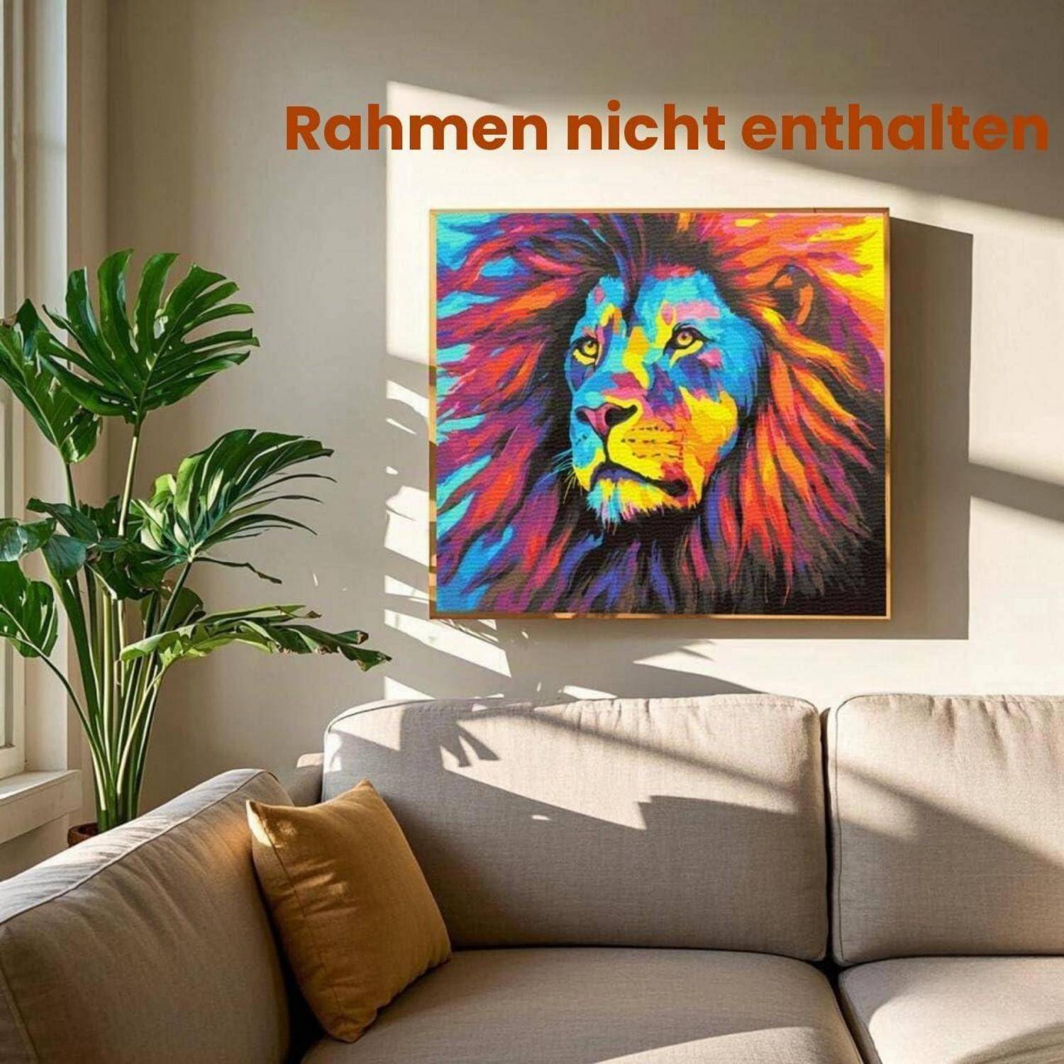 Helles Wohnzimmer mit einem farbenfrohen Löwenporträt an der Wand und deutschem Text „Rahmen nicht enthalten
