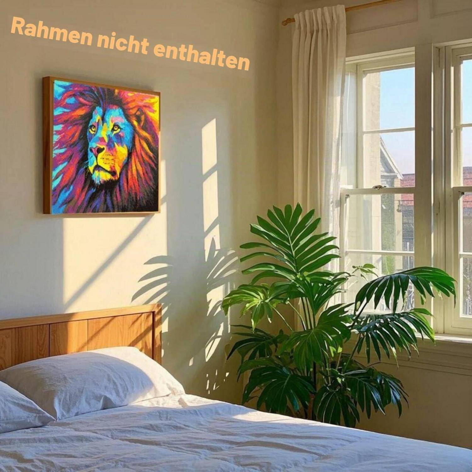 Sonniges Schlafzimmer mit Bett, großer Topfpflanze und gerahmtem farbenfrohem Löwenkunstwerk; der Text besagt „Rahmen nicht enthalten