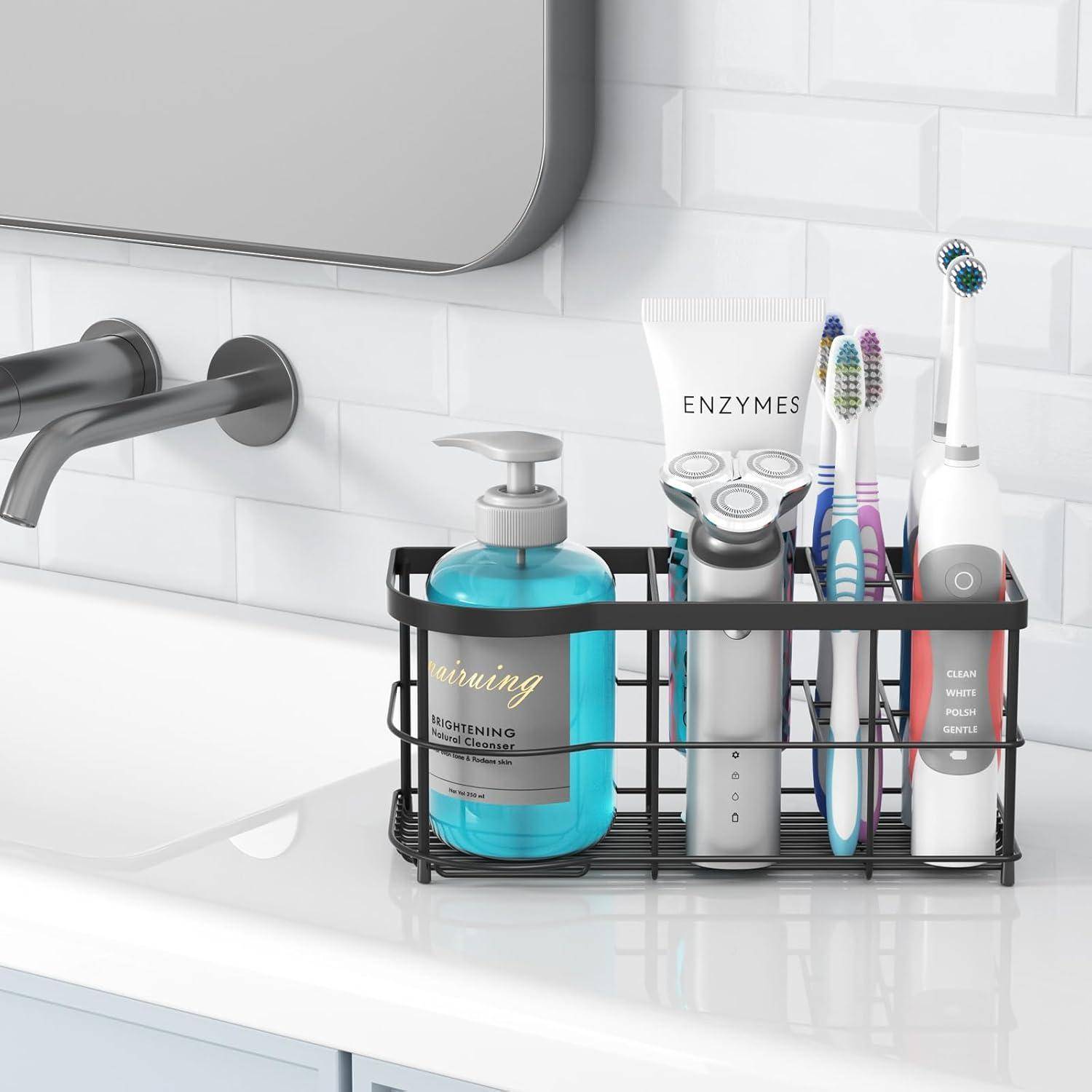 Badezimmerspülen-Theke mit schwarzem Organizer, der Zahnbürsten, Elektrorasierer, Zahnpasta und einen Seifenspender neben einem Wasserhahn und Spiegel hält.