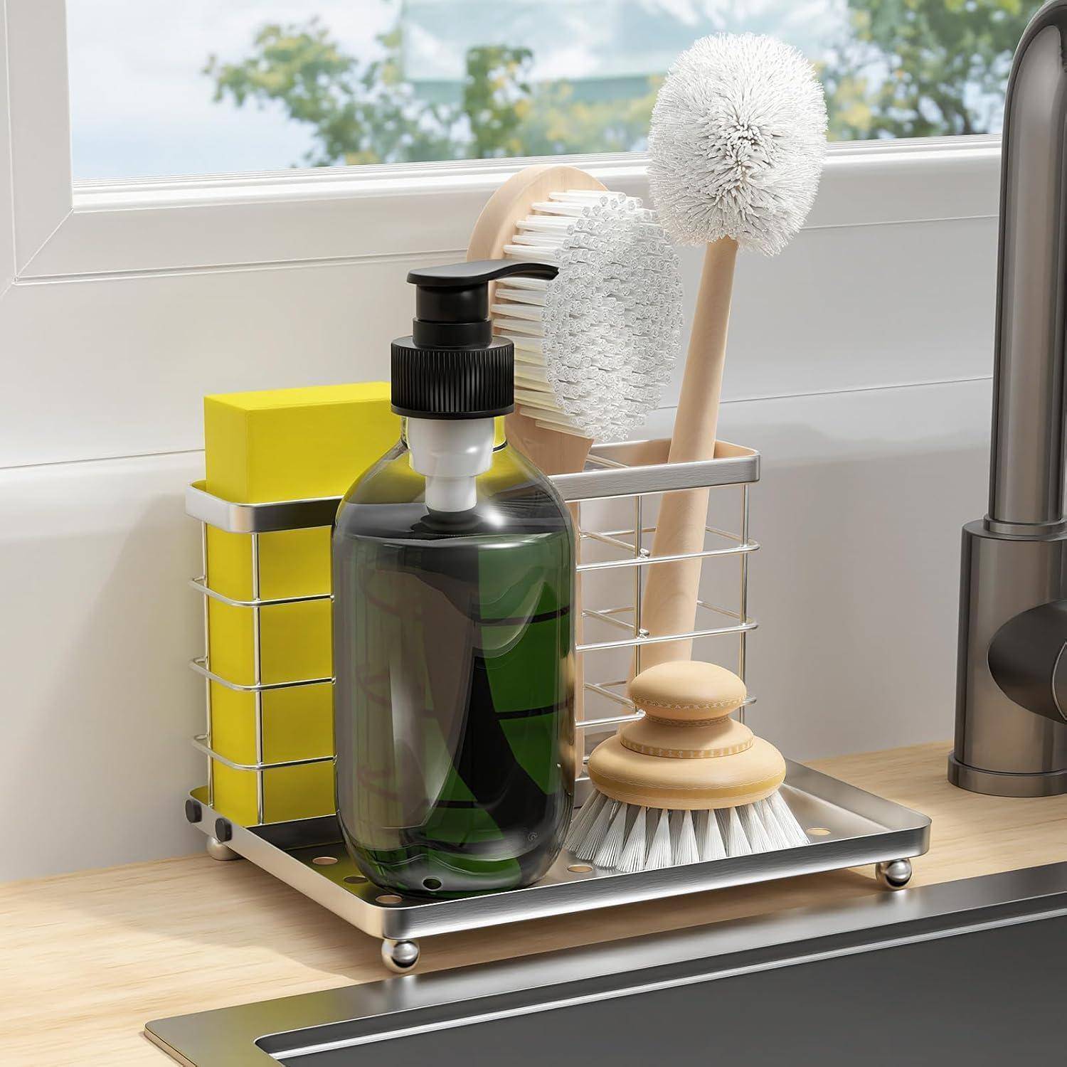 Küchenspülbecken-Caddy mit einem Seifenspender, Schwämmen, Scheuerbürsten und einer Spülbürste neben einem Wasserhahn.