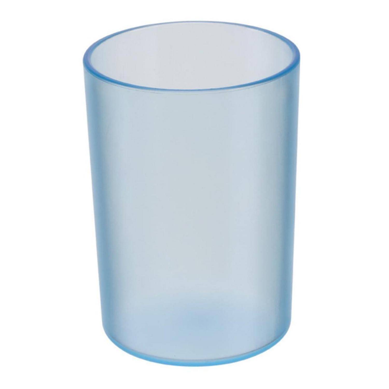 Durchsichtige hellblaue Kunststoffbecher mit zylindrischer Form auf einem schlichten weißen Hintergrund.
