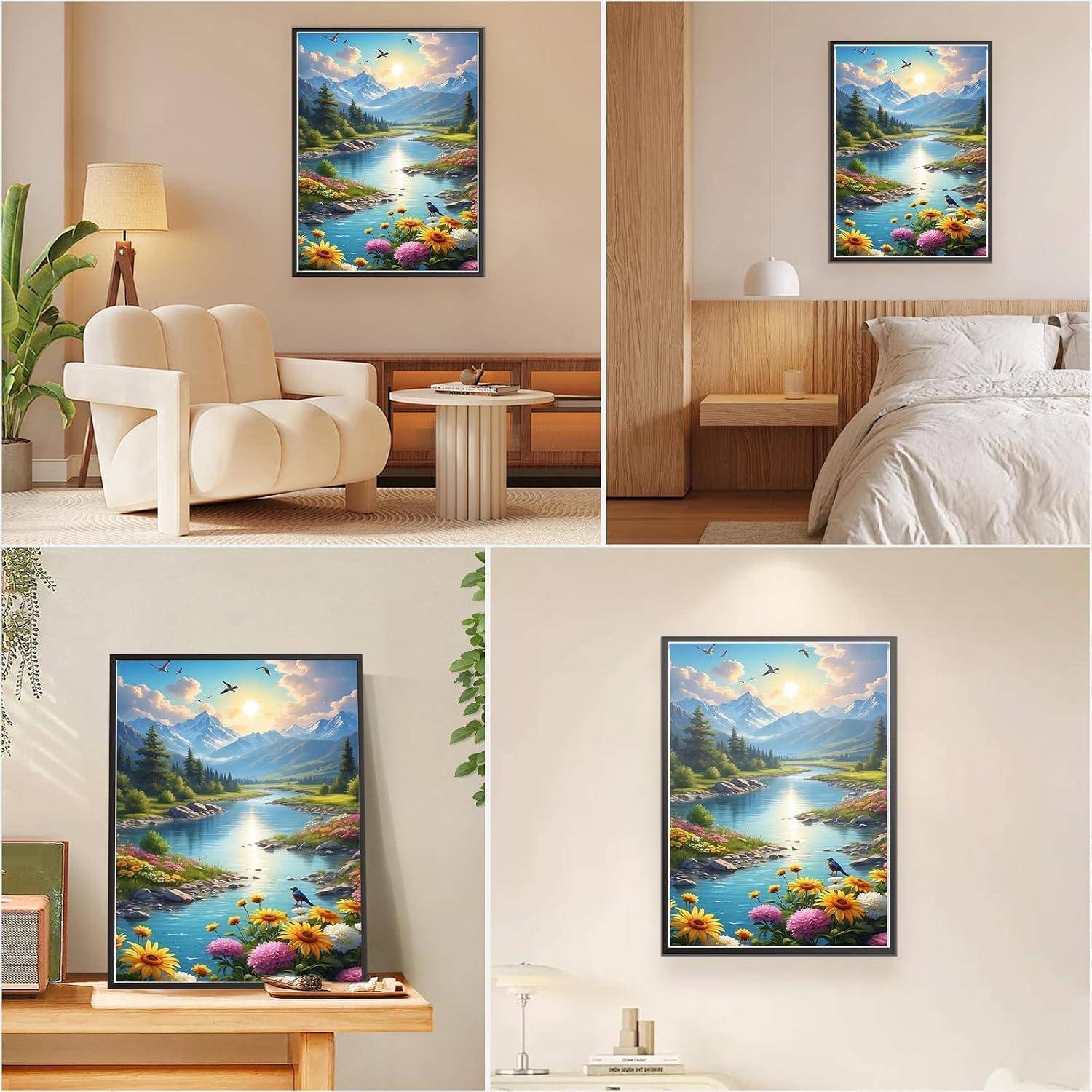 Gerahmtes, farbiges Landschaftsgemälde eines sonnenbeschienenen Bergsees mit Blumen, gezeigt als Wandkunst in vier verschiedenen modernen Räumen.