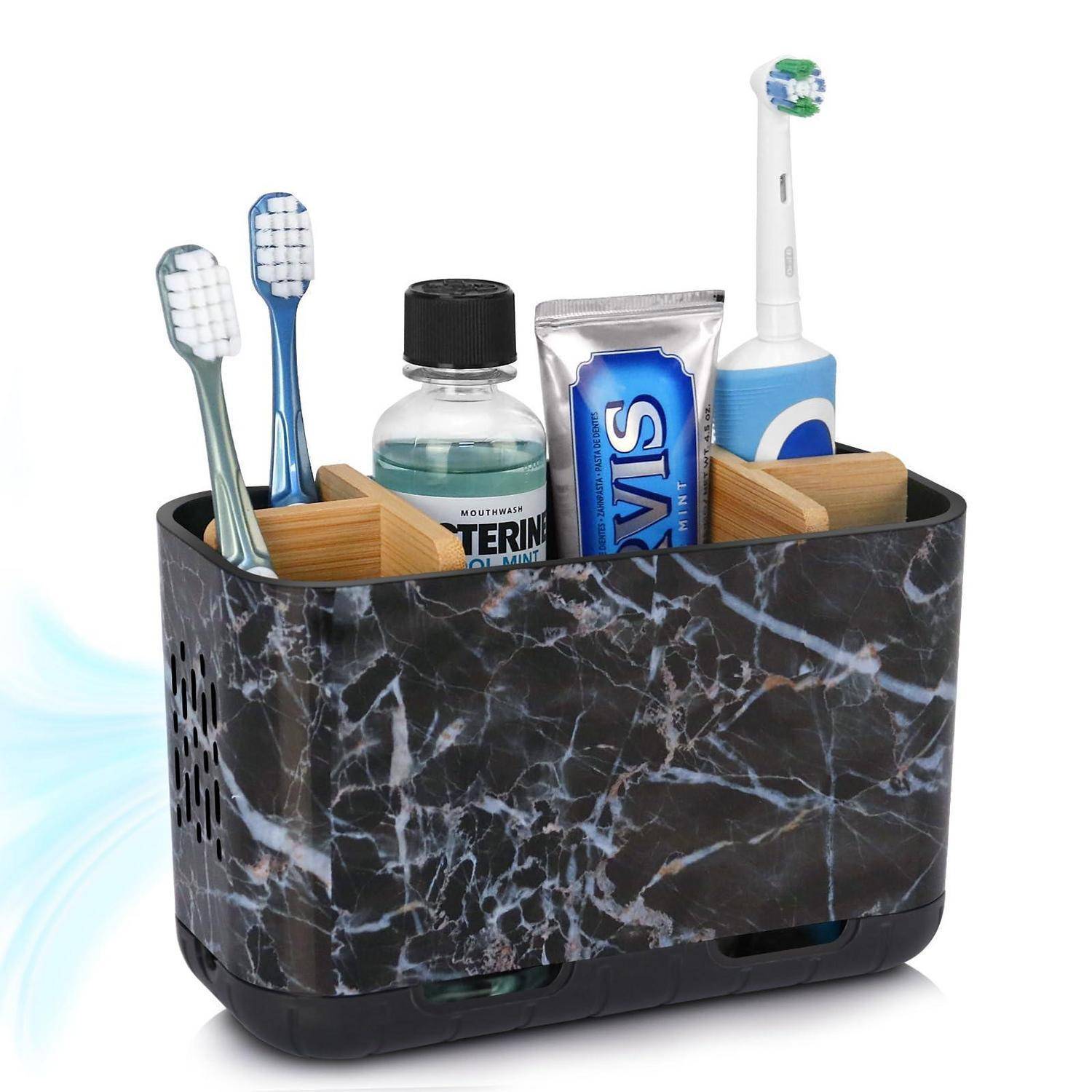 Schwarzes Badezimmerablage mit Marmor-Optik, das zwei Zahnbürsten, Mundwasser, Zahnpasta und einen Halter für eine elektrische Zahnbürste mit blauen und hölzernen Trennwänden hält.