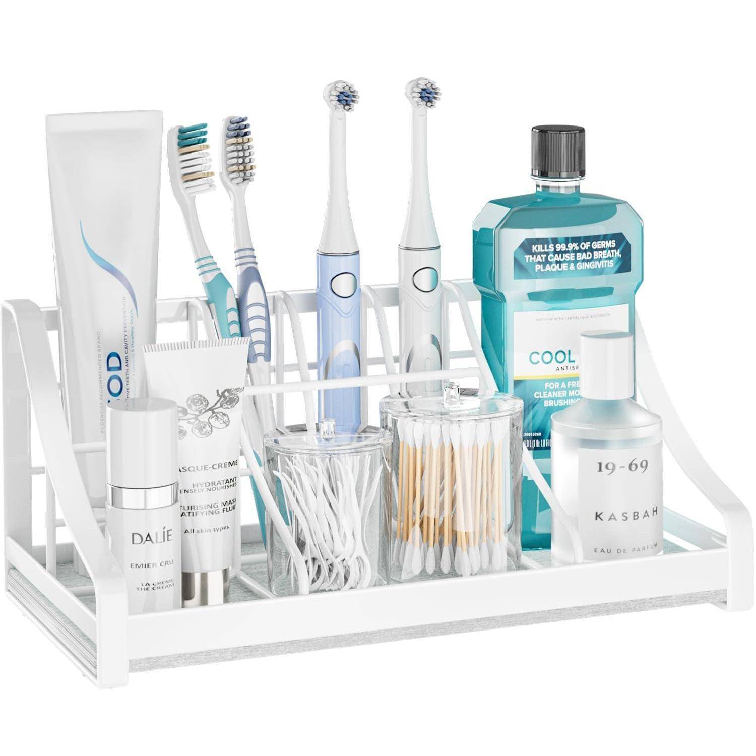 Ein weißer Acryl-Badorganizer enthält zwei elektrische Zahnbürsten, Zahnpasta, Mundwasser, Hautpflege-Tuben, Wattestäbchen und kleine Flaschen.