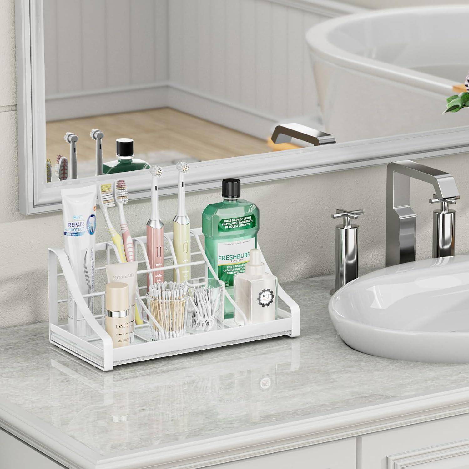 Badezimmer-Arbeitsplattenorganizer, der Zahnbürsten, Zahnpasta, Mundwasser, Wattestäbchen und Hautpflegeprodukte neben einem Waschbecken und Spiegel hält.