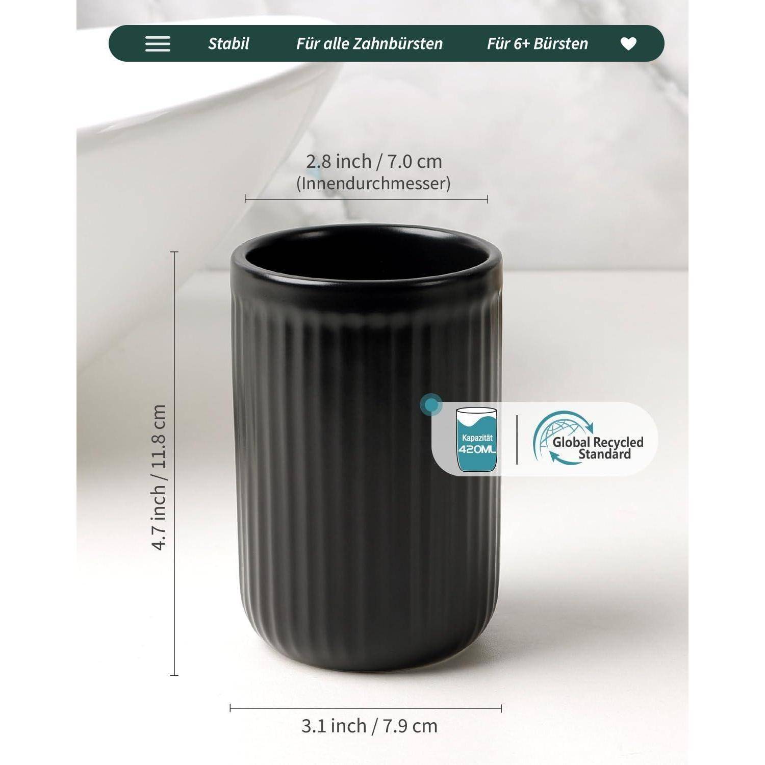 Schwarzer gerippter zylindrischer Becher mit den Maßen 4,7 Zoll Höhe, 3,1 Zoll Breite, 2,8 Zoll Innendurchmesser und einem 420-ml-Fassungsvermögen/Recyceltes-Material-Abzeichen.