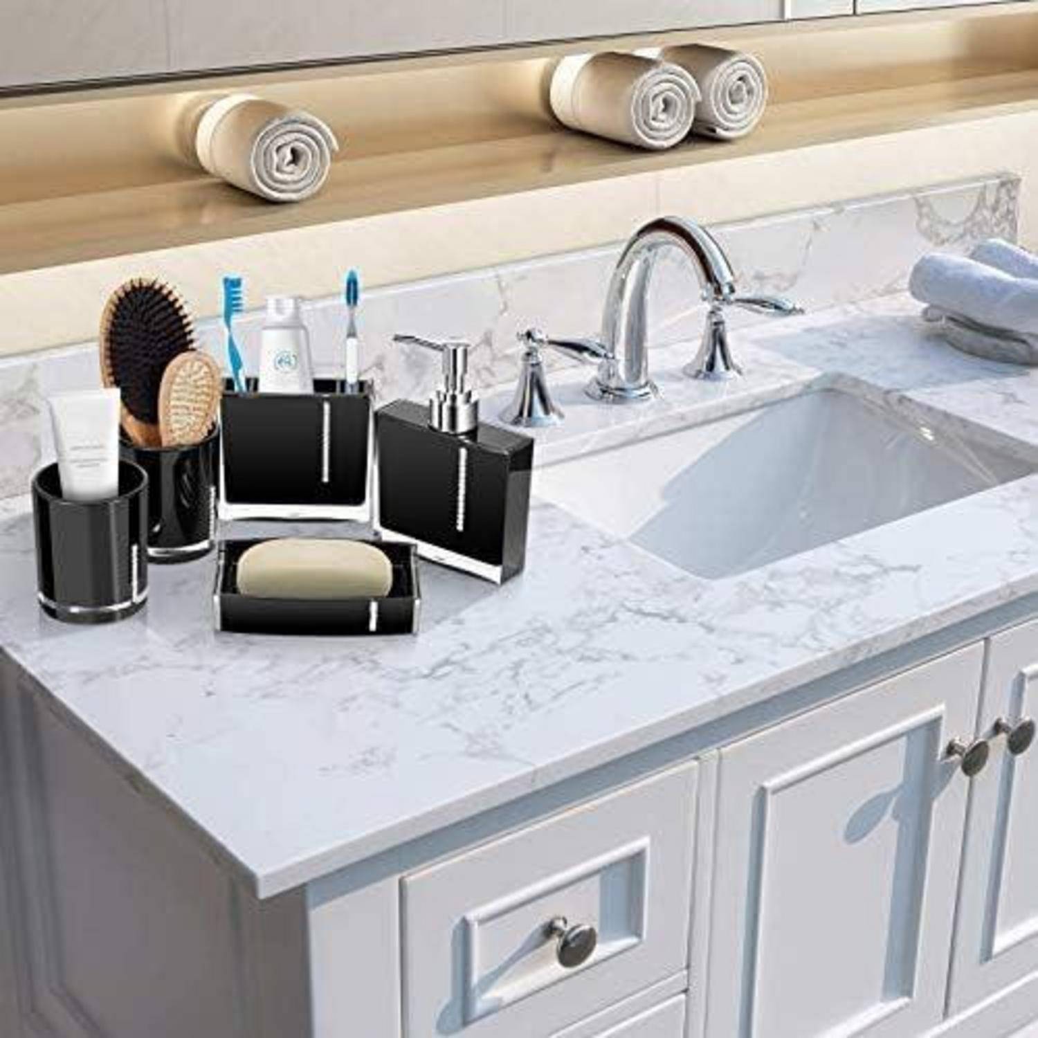 Modernes Badezimmerwaschtisch mit weißer Marmorplatte, Unterbauspüle, Chromarmatur und schwarzem Organizer für Zahnbürsten und Toilettenartikel.