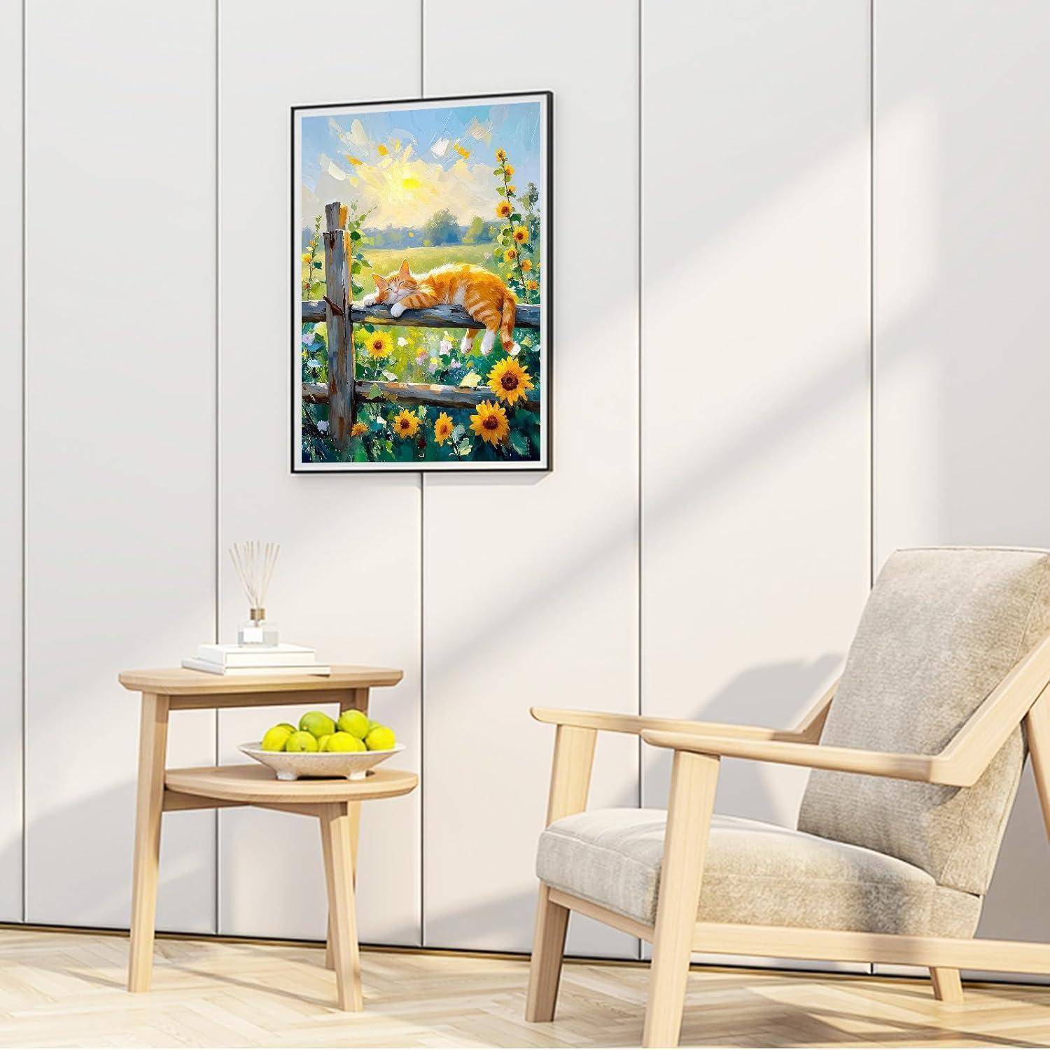 Modernes Wohnzimmer mit einem beigefarbenen Sessel, kleinem Beistelltisch mit einer Schale grüner Äpfel und einem gerahmten Gemälde einer Katze zwischen Sonnenblumen an der Wand.