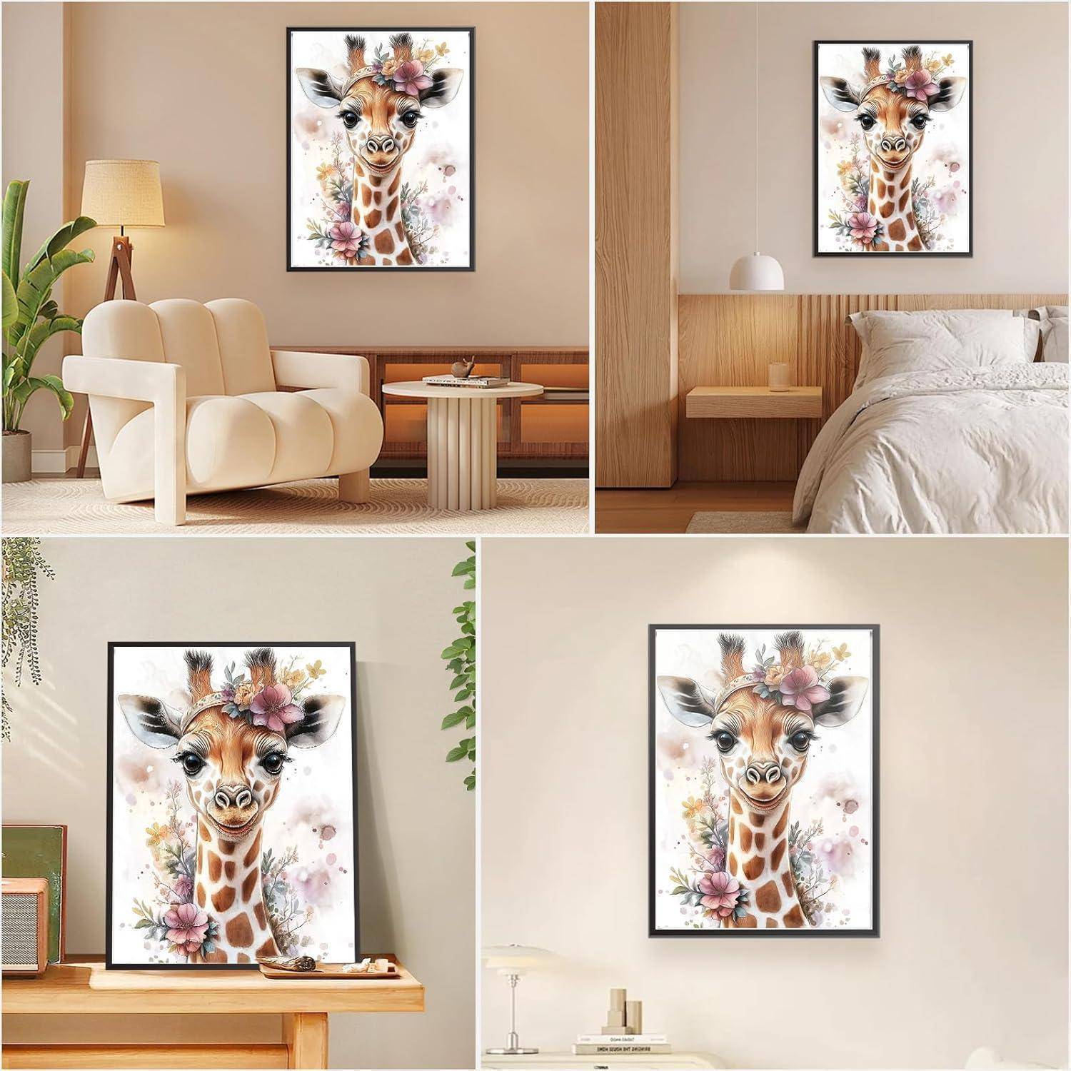 Rahmendes Aquarell-Giraffenporträt mit Blumen, das als Wandkunst in vier verschiedenen Räumen ausgestellt ist, einschließlich eines Wohnzimmers und von Schlafzimmern.