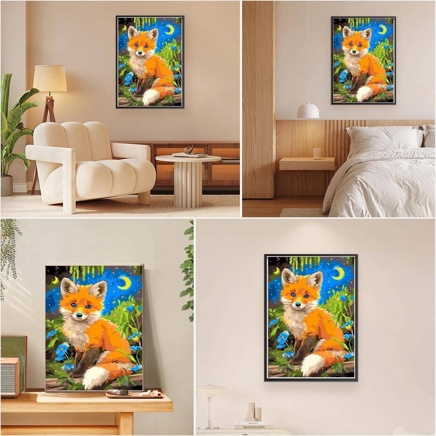 Collage aus einem gerahmten farbenfrohen Fuchsgemälde, das in vier modernen Innenräumen über einem Sofa, einem Bett, einem Schreibtisch und einem Sideboard präsentiert wird.
