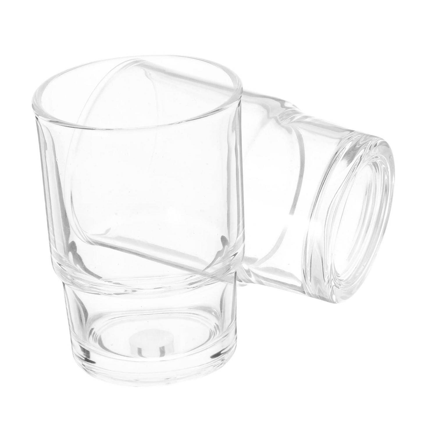 Klares Glastumbler auf der Seite gekippt, mit einem zweiten überlappenden Glas dahinter auf weißem Hintergrund.