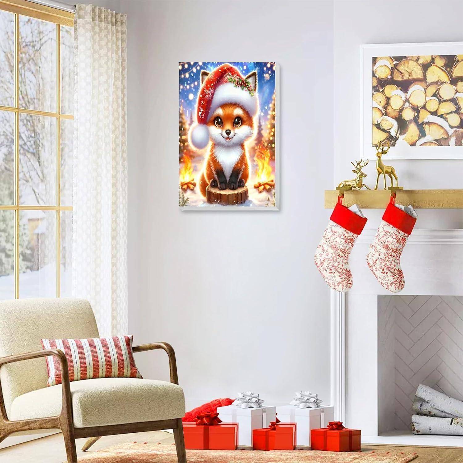 Wohnzimmer mit einem gerahmten Weihnachtsfuchs-Druck über einem Kamin, der mit Strümpfen und Geschenken dekoriert ist.