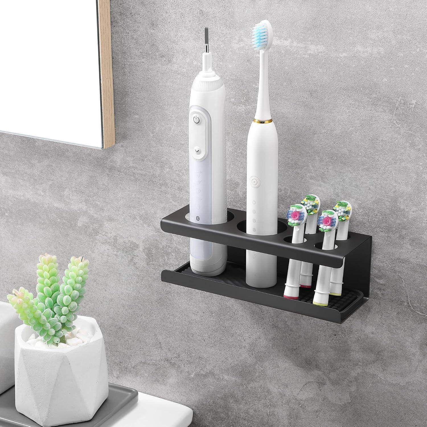 An der Wand befestigter Badezimmer-Organizer mit zwei elektrischen Zahnbürsten, zwei größeren Mundpflegegeräten und vier Ersatzbürstenköpfen.