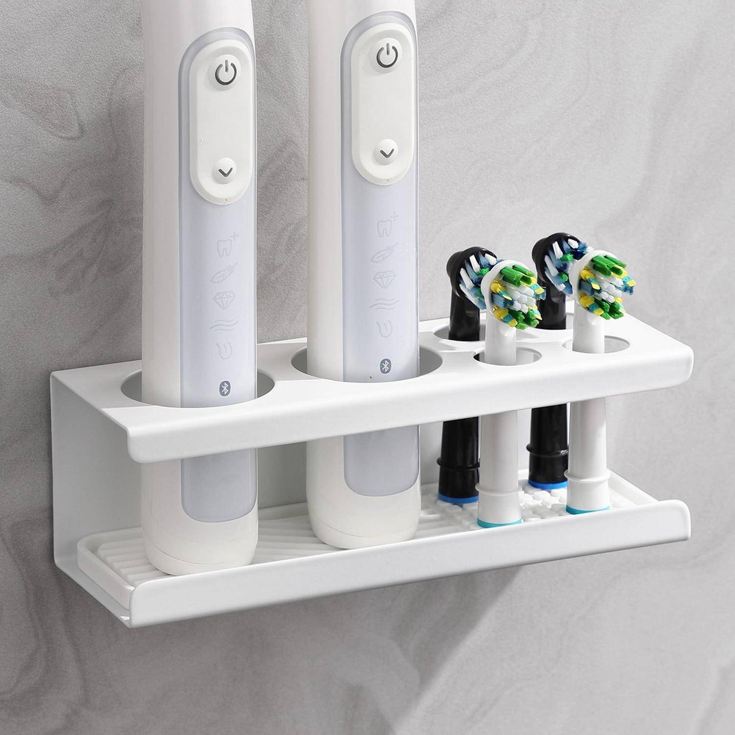 Wandmontierter Badezimmerorganizer mit Ladestation für zwei elektrische Zahnbürsten und vier Bürstenköpfe.