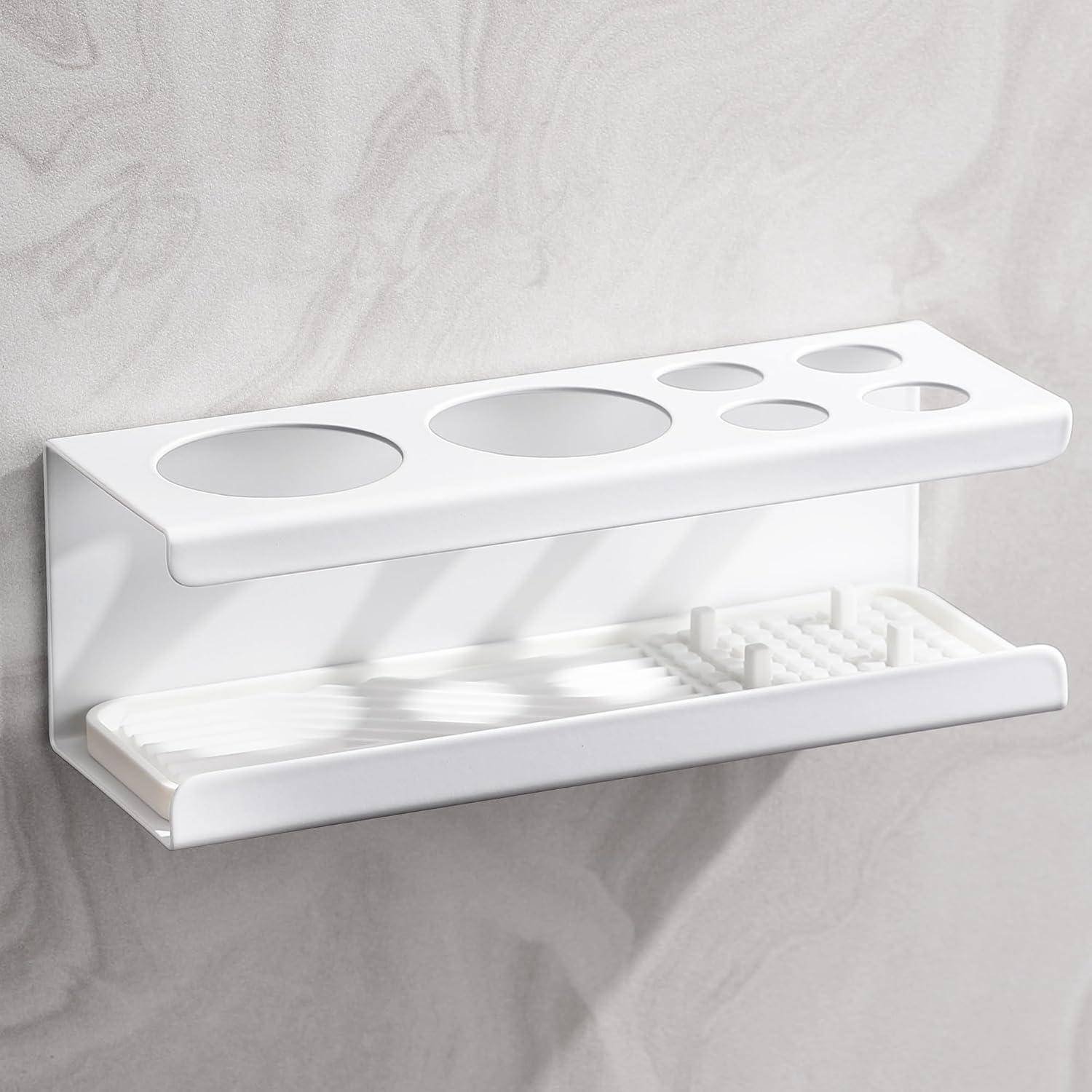 Weiß wandmontierter Badezimmerorganizer mit zwei großen Becherhalteru und kleineren Löchern oben, sowie ein unteres Tablett für Zahnbürsten oder Toilettenartikel.