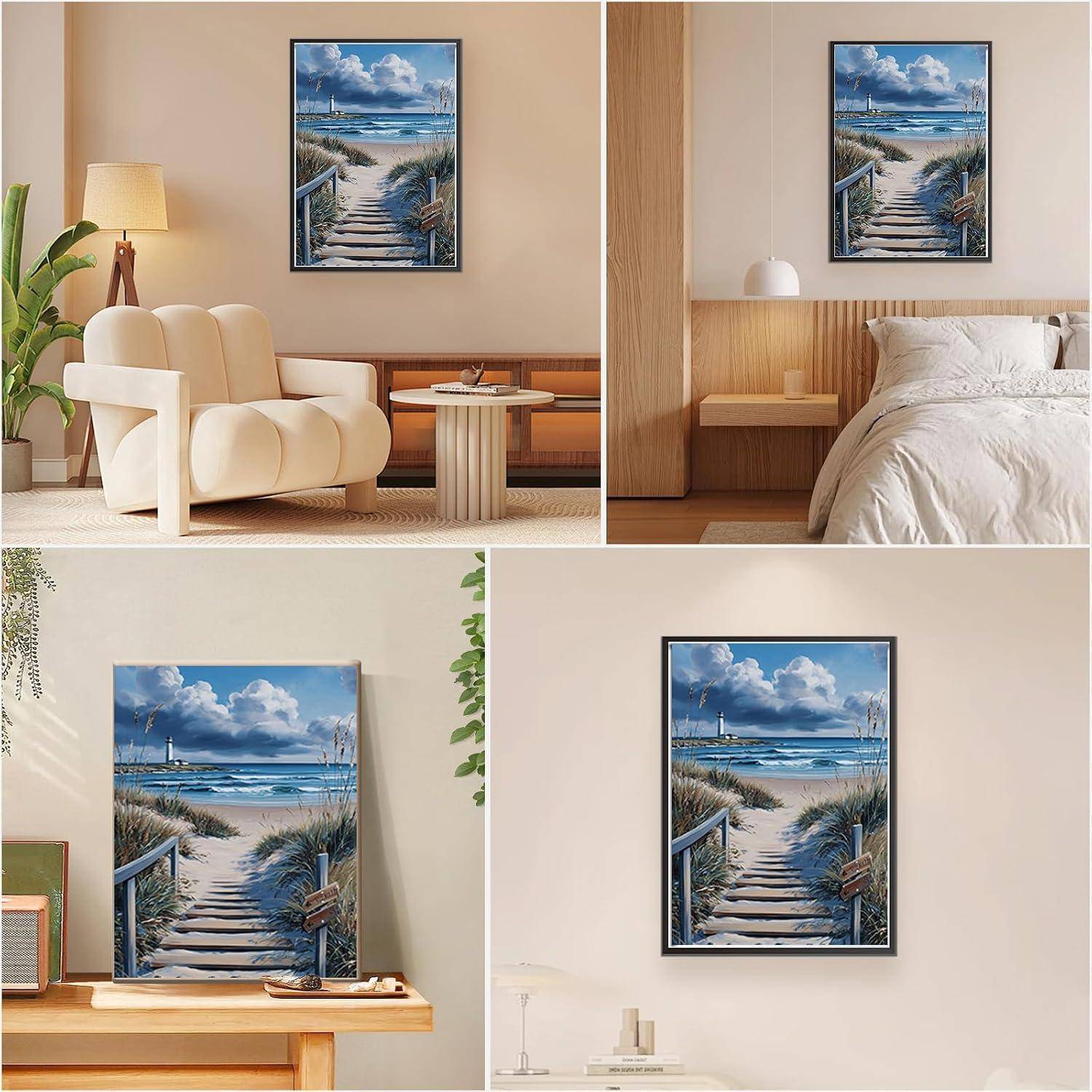 Collage aus vier modernen Innenräumen, die das gleiche Gemälde eines Strandwegs über einem Stuhl, Bett und Tischen zeigen, mit rahmendem Wandkunst in verschiedenen Raumeinstellungen.