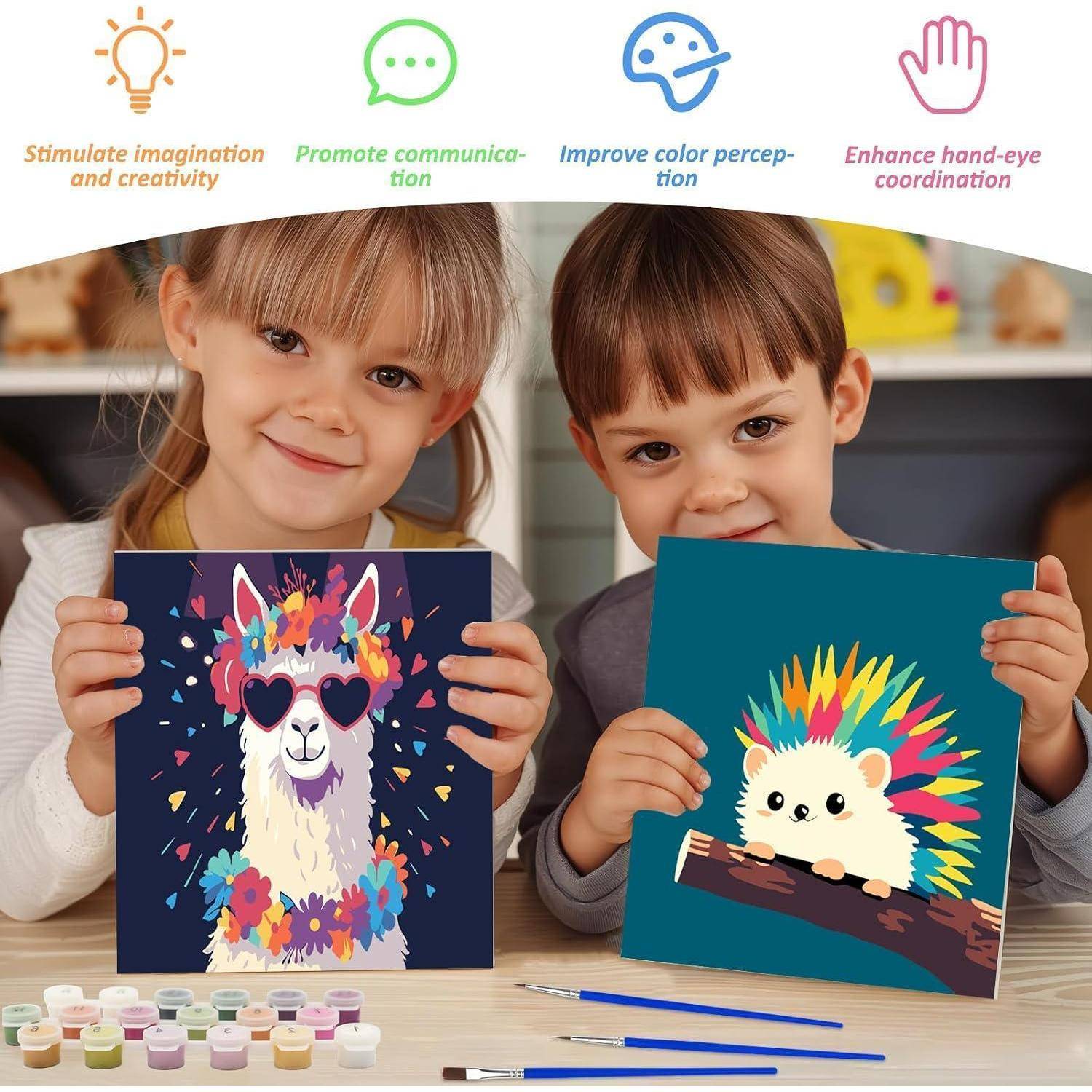 Zwei Kinder lächeln, während sie bunte Tiermalereien halten, um Kreativität, Kommunikation, Farbwahrnehmung und Hand-Auge-Koordination zu fördern.