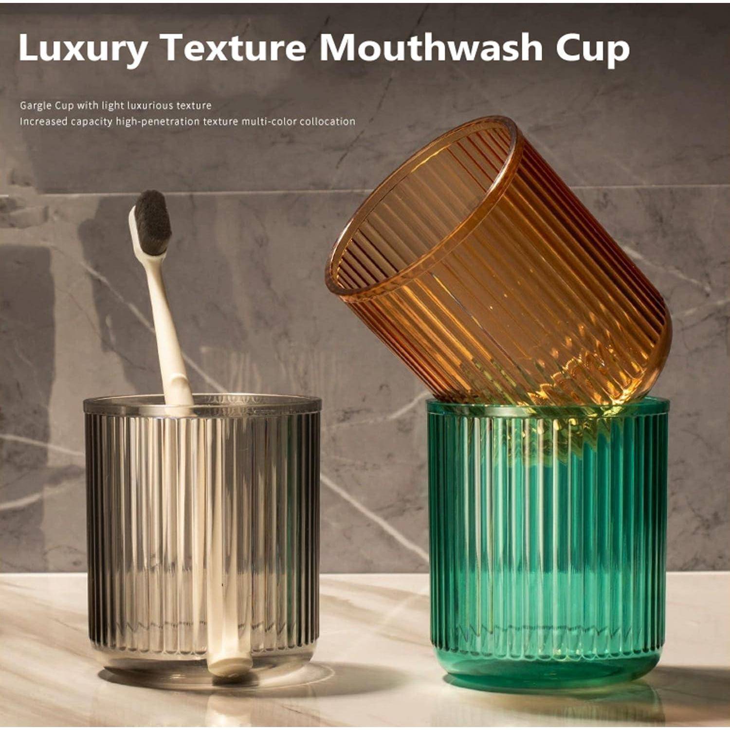 Drei gerillte Luxus-Mundspülbecher in Grau, Grün und Bernstein mit Zahnbürsten; der Produktpromotext besagt „Luxury Texture Mouthwash Cup