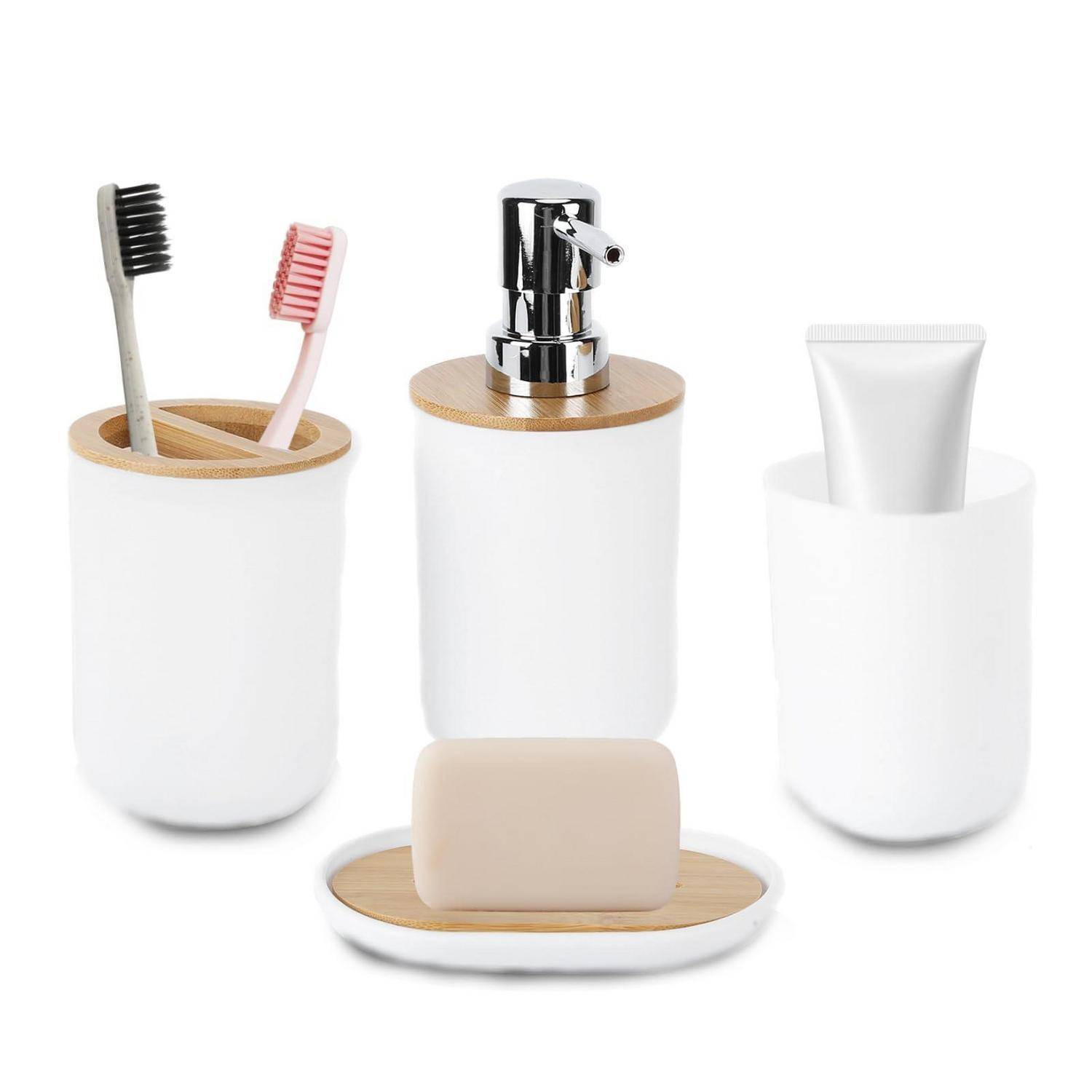 Satz weißer Badezimmeraccessoires: Zahnbürstenhalter mit zwei Zahnbürsten, Seifenspender, Becher mit Tube und Seifenschale mit Seifenstück.