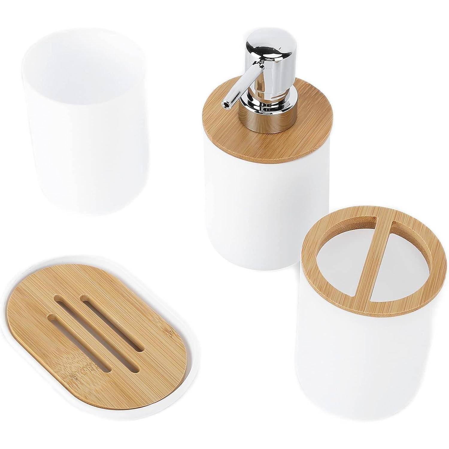 Weiße Badezimmeraccessoires-Set mit Bambusdeckeln: Seifenspender, Behälter mit Deckel und Tablett mit Schlitzen sowie ein einfacher Becher.