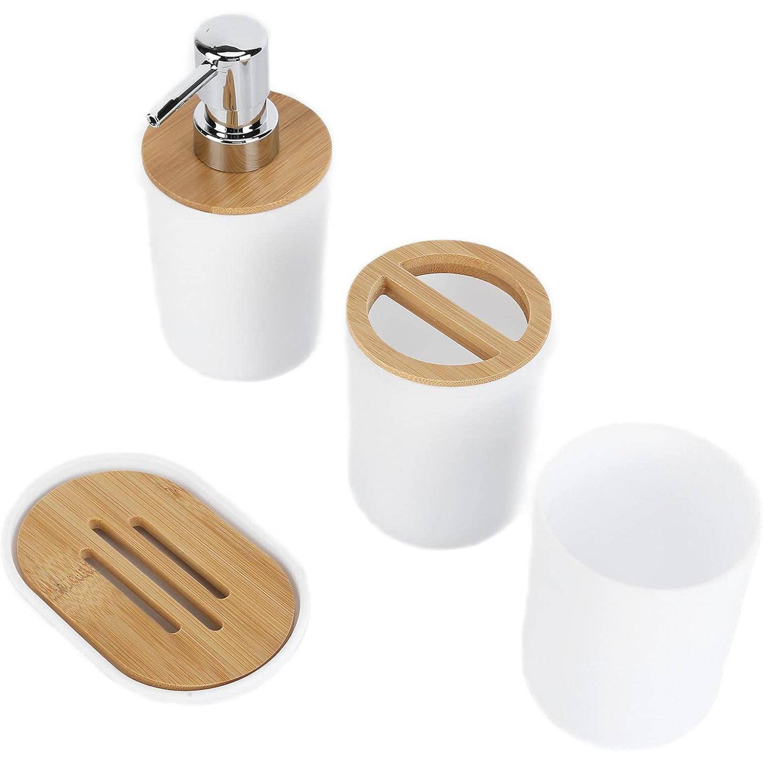 Weiße Badezimmeraccessoires-Set mit Bambusdeckeln: Seifenspender, Behälter mit Deckel, Seifenschale und offenes Zahnputzbecher auf weißem Hintergrund.