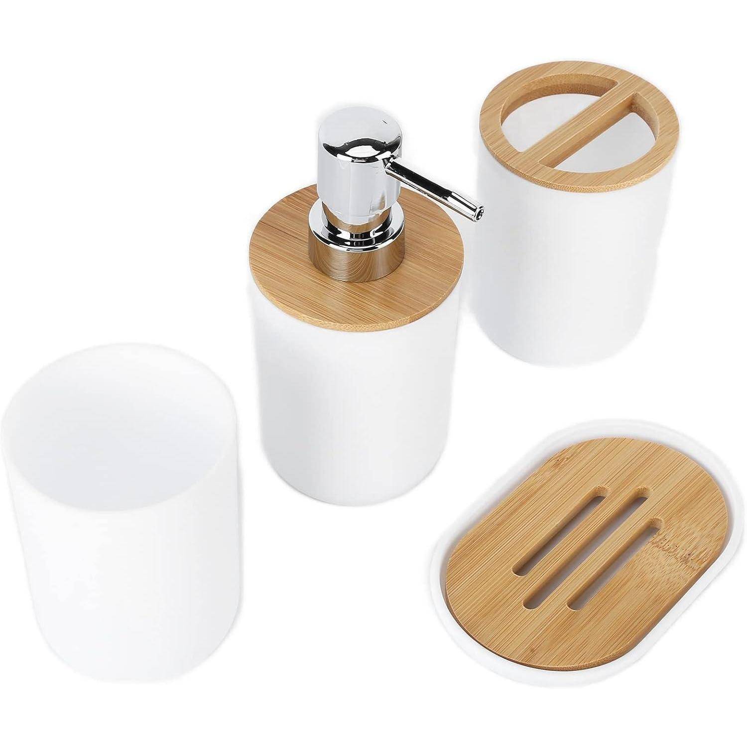 Weiße Badezimmeraccessoires-Set mit Bamboo-Deckeln: Seifenspender, Behälter mit Deckel und ovale Seifenschale auf einfachem Hintergrund.