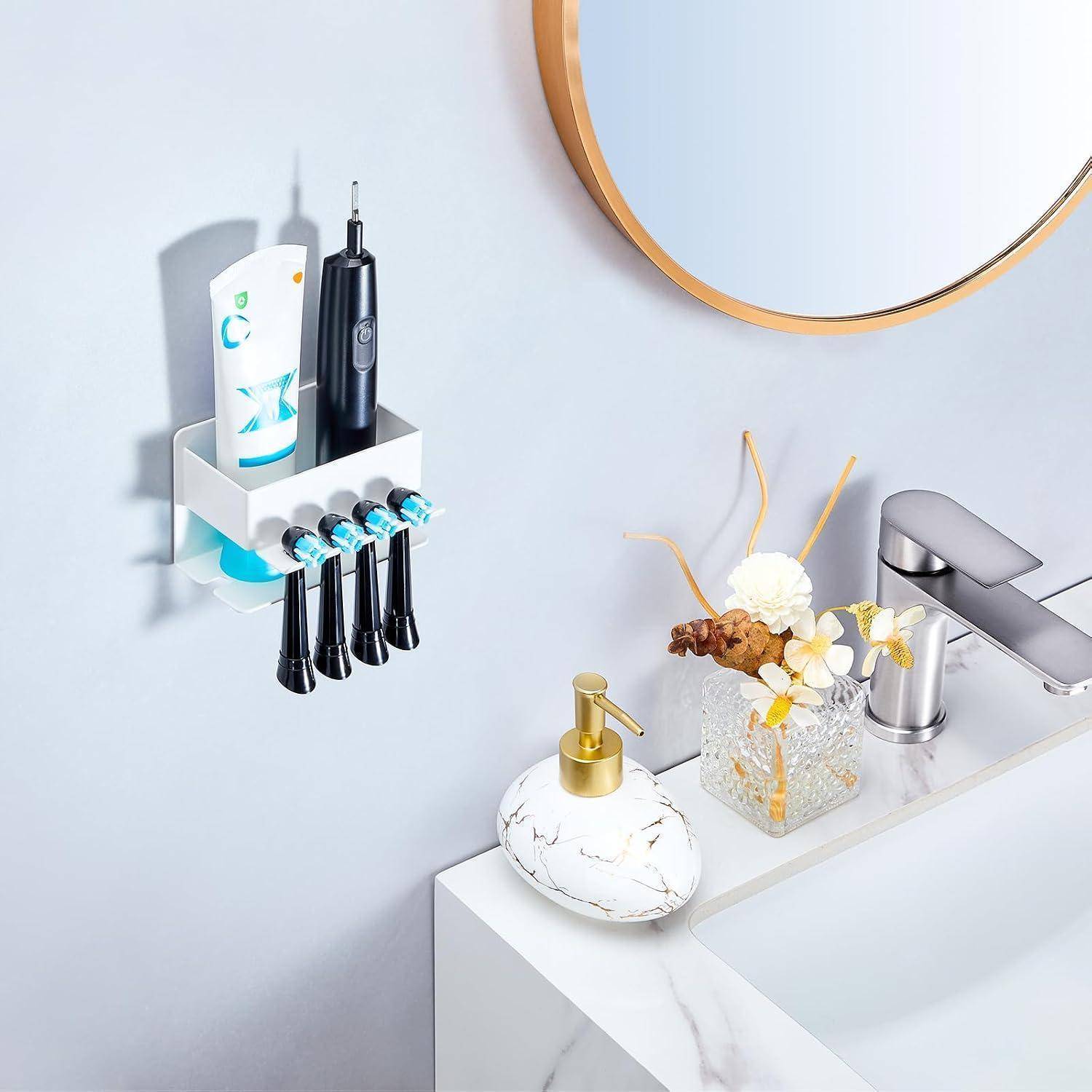 Modernes Badezimmerbecken mit Chromarmatur, wandmontierter Zahnbürstehalter und elektrischer Zahnbürste, Marmor-Seifenspender und Blumenvase neben einem runden Spiegel.