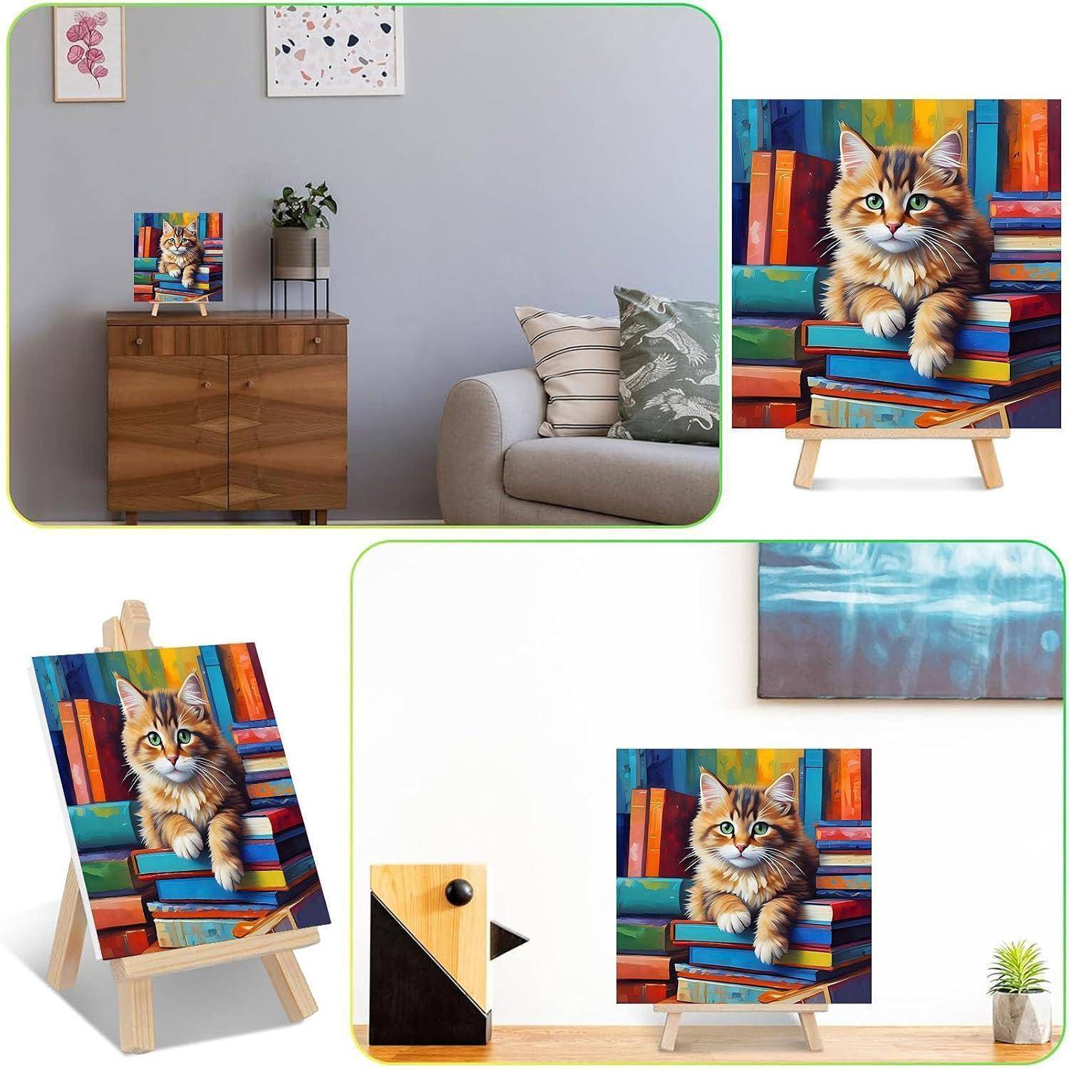 Buntes Katzenkunstwerk auf einer kleinen Staffelei, dargestellt als dekorativer Druck in einem Zimmer und stilisiert auf einem Regal und Boden.