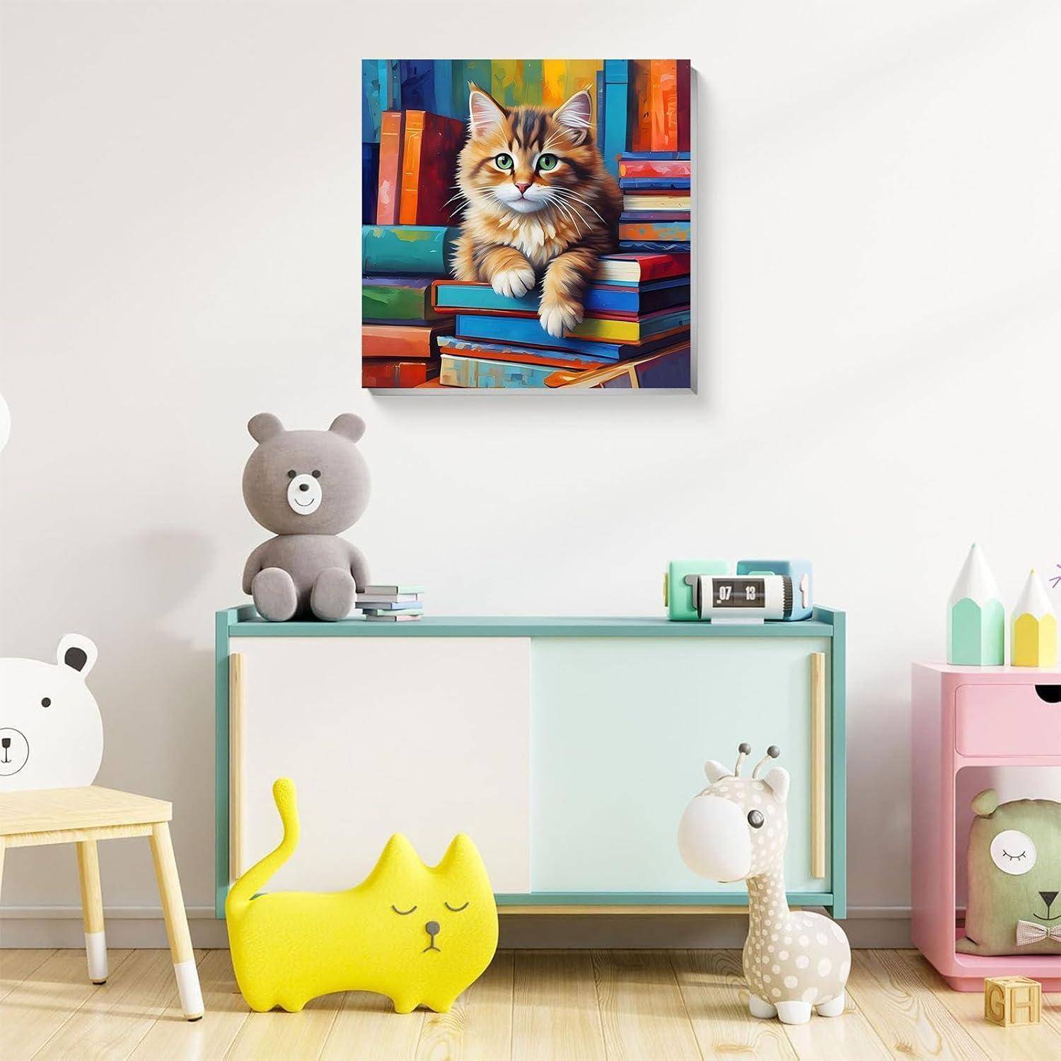 Ein buntes Katzengemälde hängt über einem Kinderzimmer mit einem türkisfarbenen Schrank, einem Teddybär, einem gelben Katzensitz, einer Giraffenfigur und pastellfarbenen Spielzeugen.