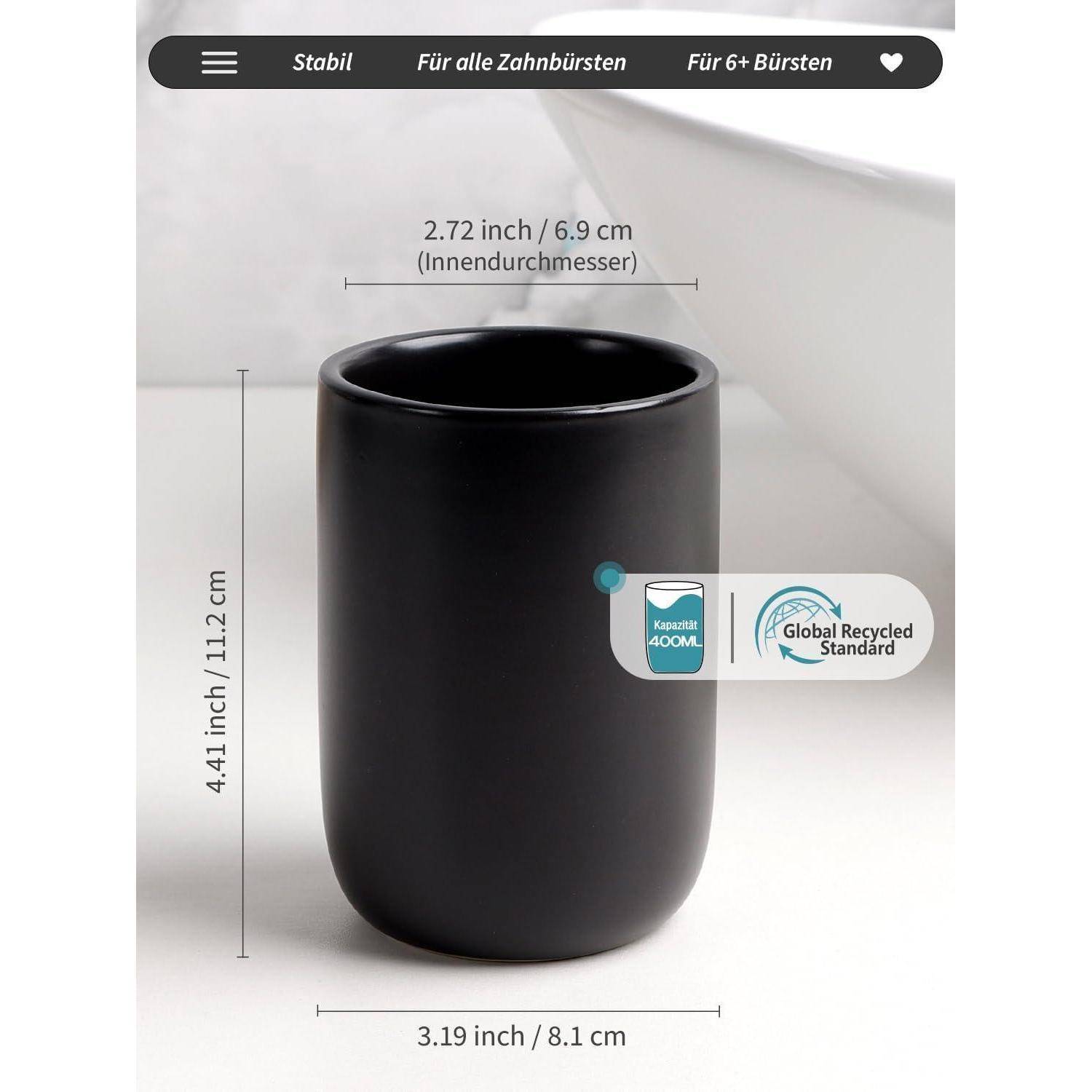 Schwarzer zylindrischer Becherhalter mit Abmessungen: 4,41 Zoll Höhe, 2,72 Zoll Innendurchmesser, 3,19 Zoll Breite; gekennzeichnet mit 400 ml und Global Recycled Standard.