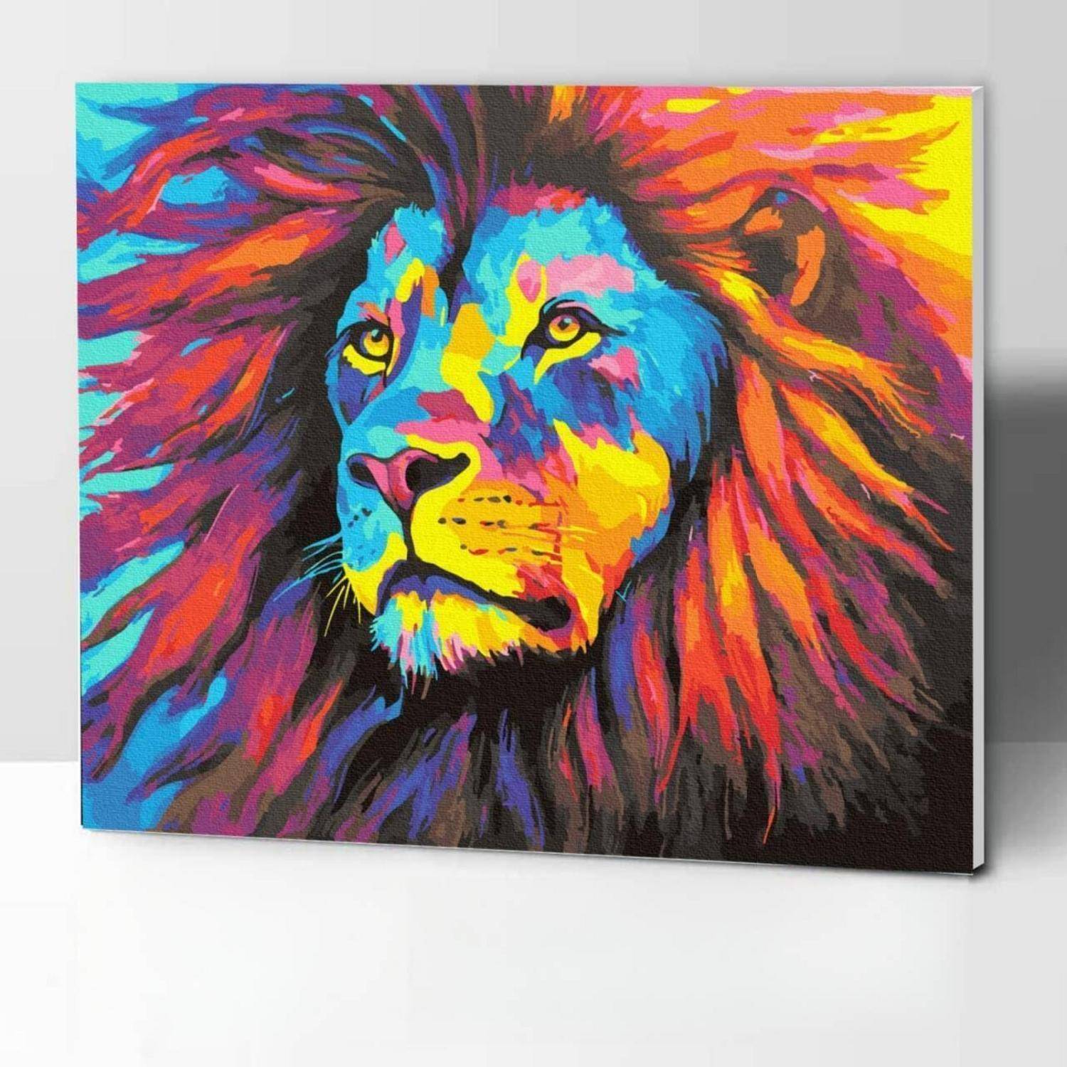 Farbenfrohes Pop-Art-Gemälde eines Löwengesichts in leuchtendem Blau, Rosa, Gelb und Orange auf einer Leinwand.