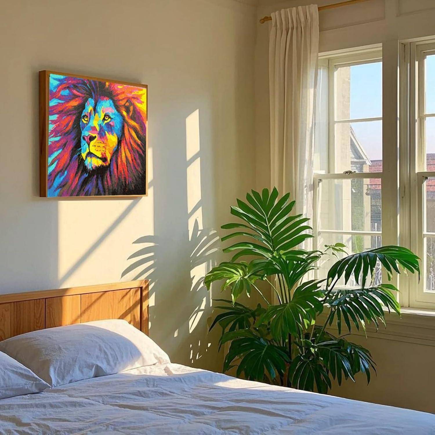 Sonniges Schlafzimmer mit ungemachtem Bett, Topfpalme am Fenster und einem farbenfrohen Löwenporträt an der Wand.