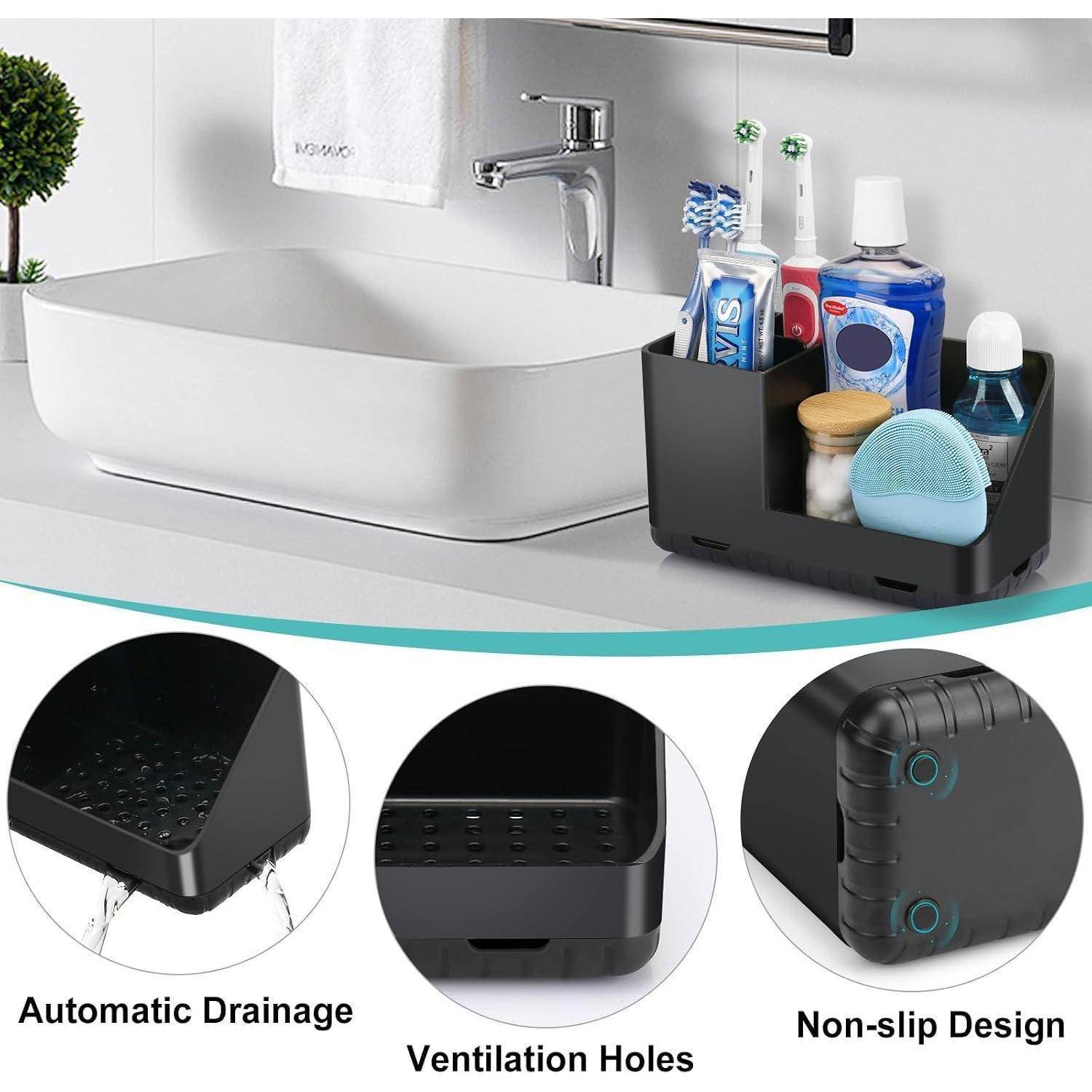 Schwarzer Badezimmer-Arbeitsplattenorganizer neben dem Waschbecken mit Toilettenartikeln, mit eingefügten Beschriftungen, die automatische Entwässerung, Belüftungslöcher und rutschfestes Design zeigen.