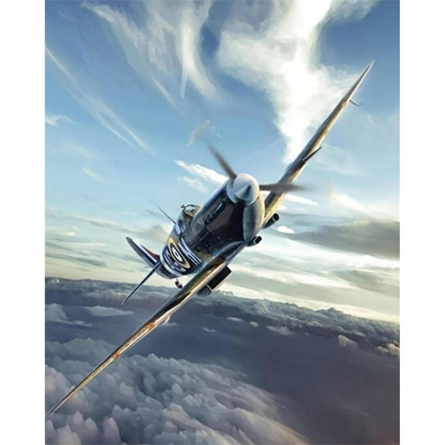 Ein einzelnes Propellerflugzeug mit einseitigem Propeller neigt sich steil durch den Himmel über Wolken, von unten gegen einen blauen, streifigen Himmel gesehen.