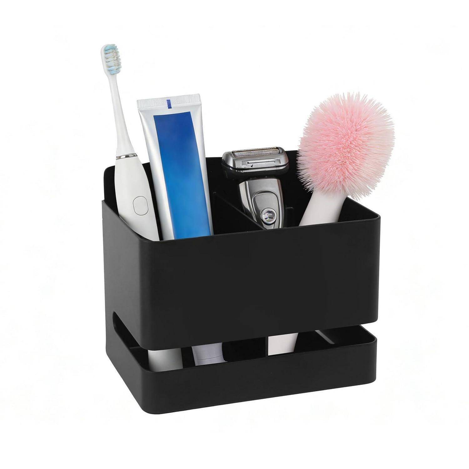 Schwarzer Badezimmerorganizer mit einer elektrischen Zahnbürste, Zahnpasta, einem Rasierer und einer rosa Reinigungsbürste auf weißem Hintergrund.