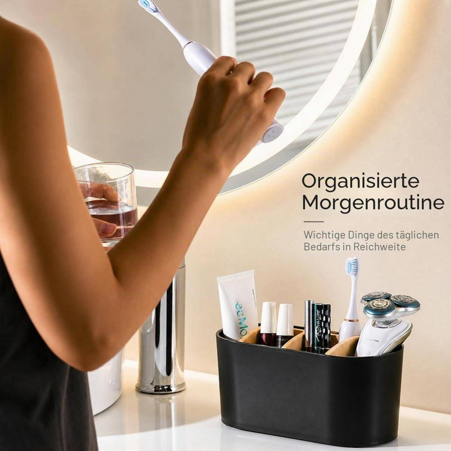 Person putzt sich neben einem Badezimmerorganizer die Zähne; deutscher Text lautet „Organisierte Morgenroutine