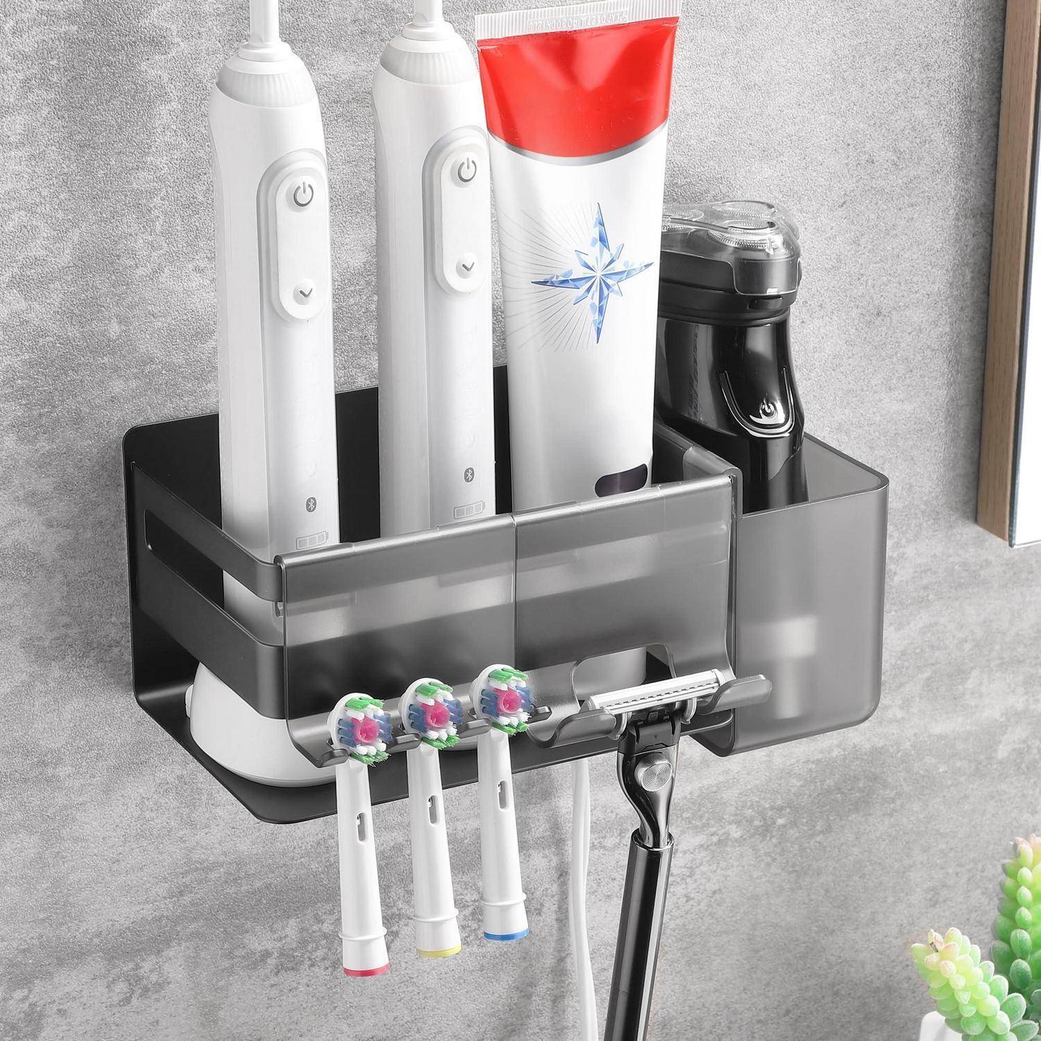 Wandmontierter Badezimmerorganizer mit elektrischen Zahnbürsten, Zahnpasta, einem schwarzen elektrischen Rasierer und drei manuellen Zahnbürsten mit einem Ladekabel