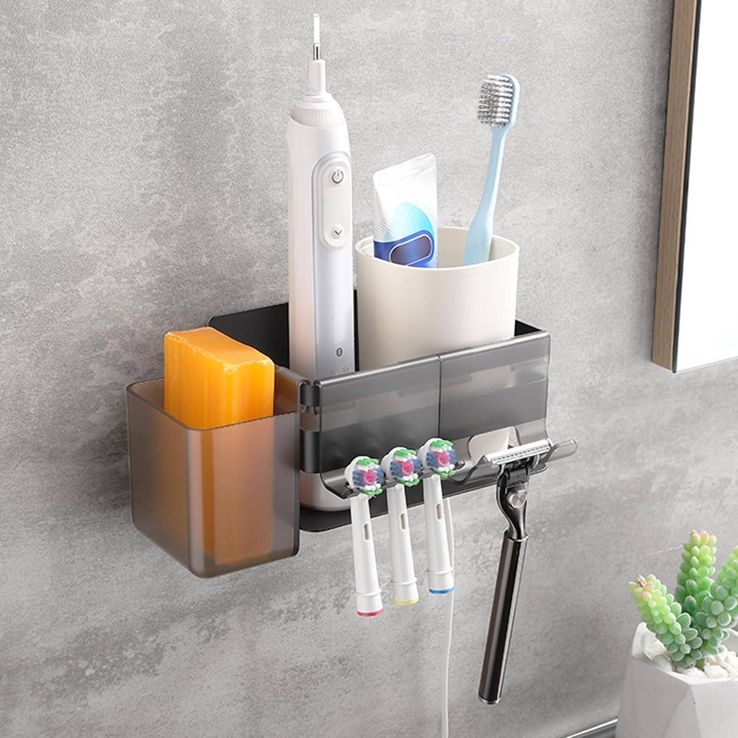 Wandmontiertes Badezimmerorganizer mit einer elektrischen Zahnbürste, Zahnpasta, manueller Zahnbürste, Rasierer und Seife, mit einem seitlichen Seifenhalter.