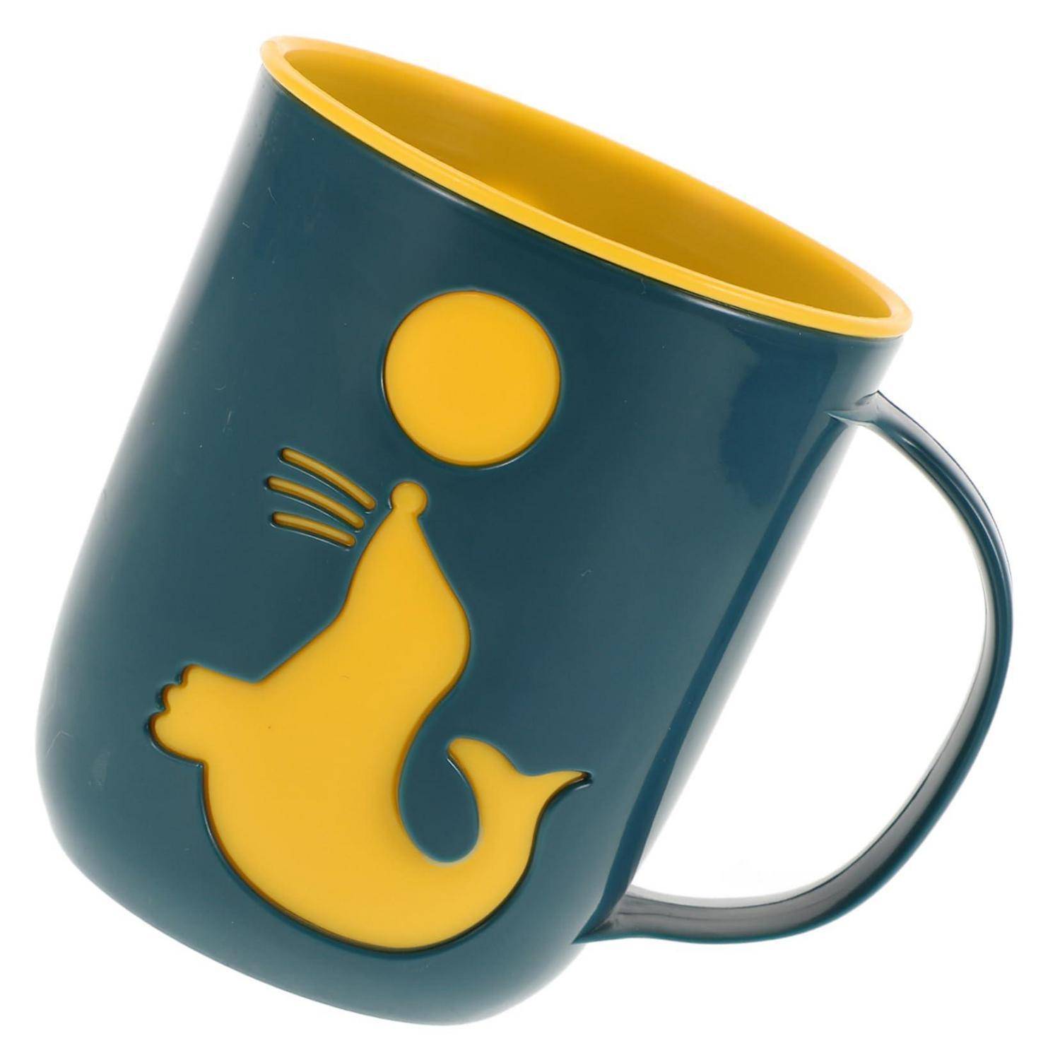 Türkisfarbener Becher mit einem gelben Wal- und Sonnendesign, gezeigt auf weißem Hintergrund.
