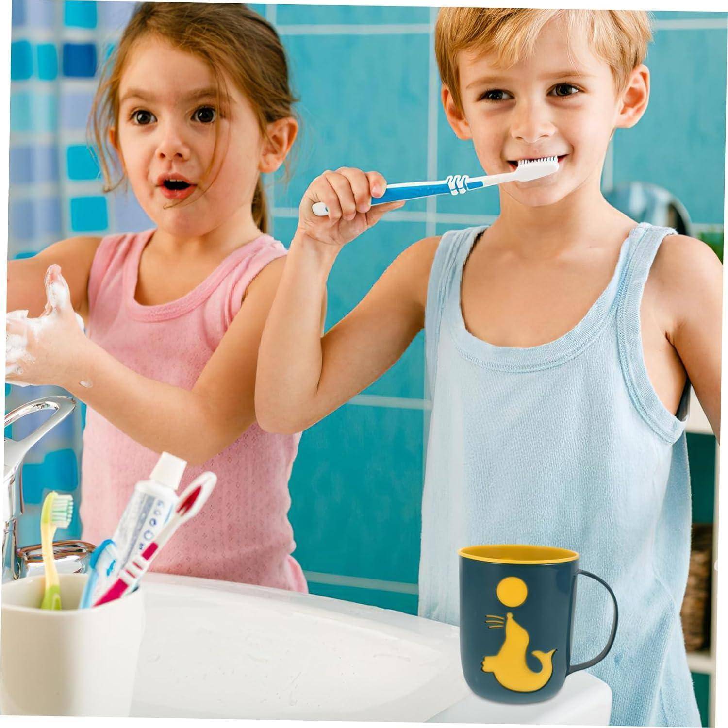 Zwei Kinder putzen sich an einem Badezimmerbecken die Zähne und zeigen eine morgendliche Hygieneeroutine, mit einem Zahnpastabecher auf der Theke.
