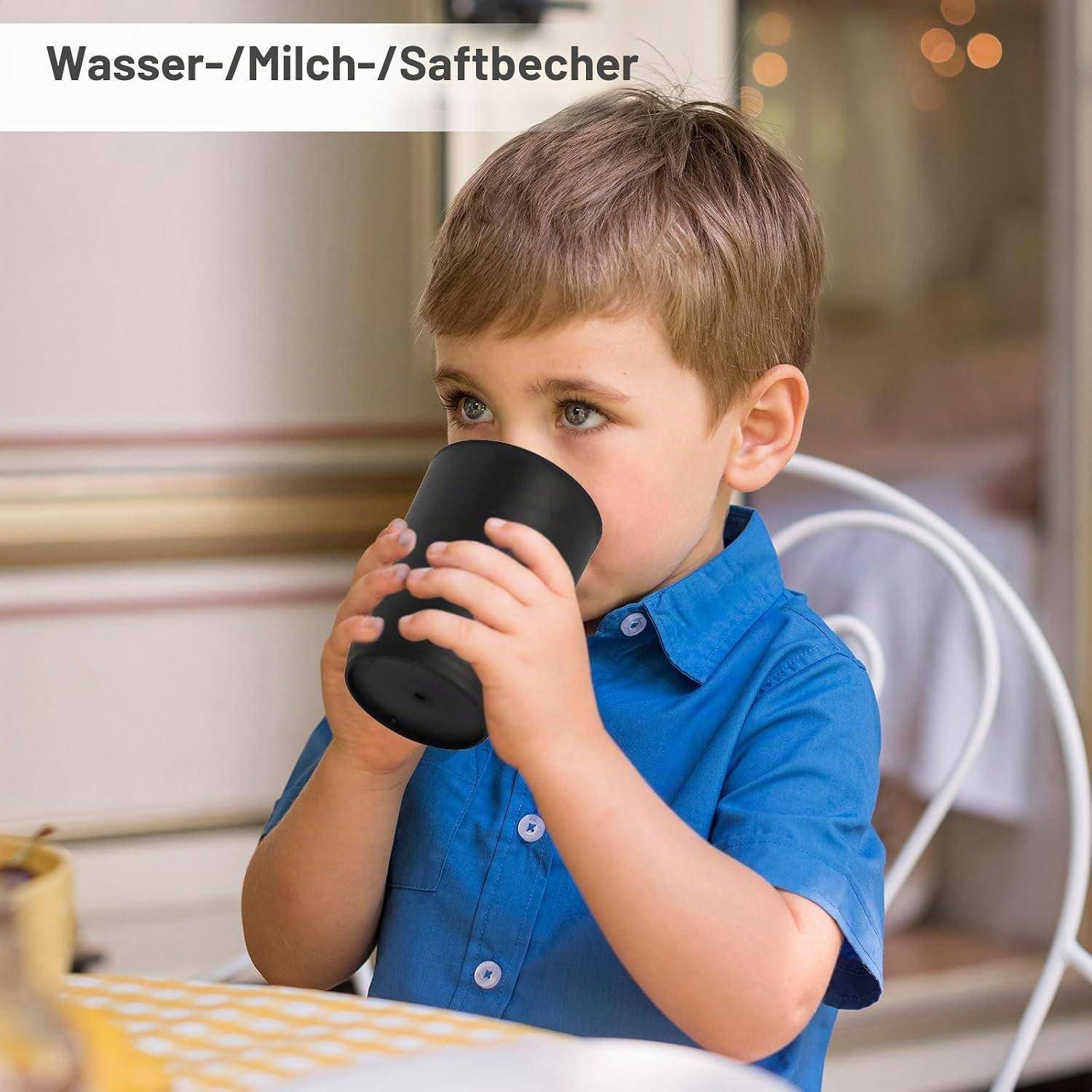 Junge in einem blauen Hemd, der aus einer schwarzen Tasse trinkt; der Text oben liest sich wie folgt: „Wasser-/Milch-/Saftbecher