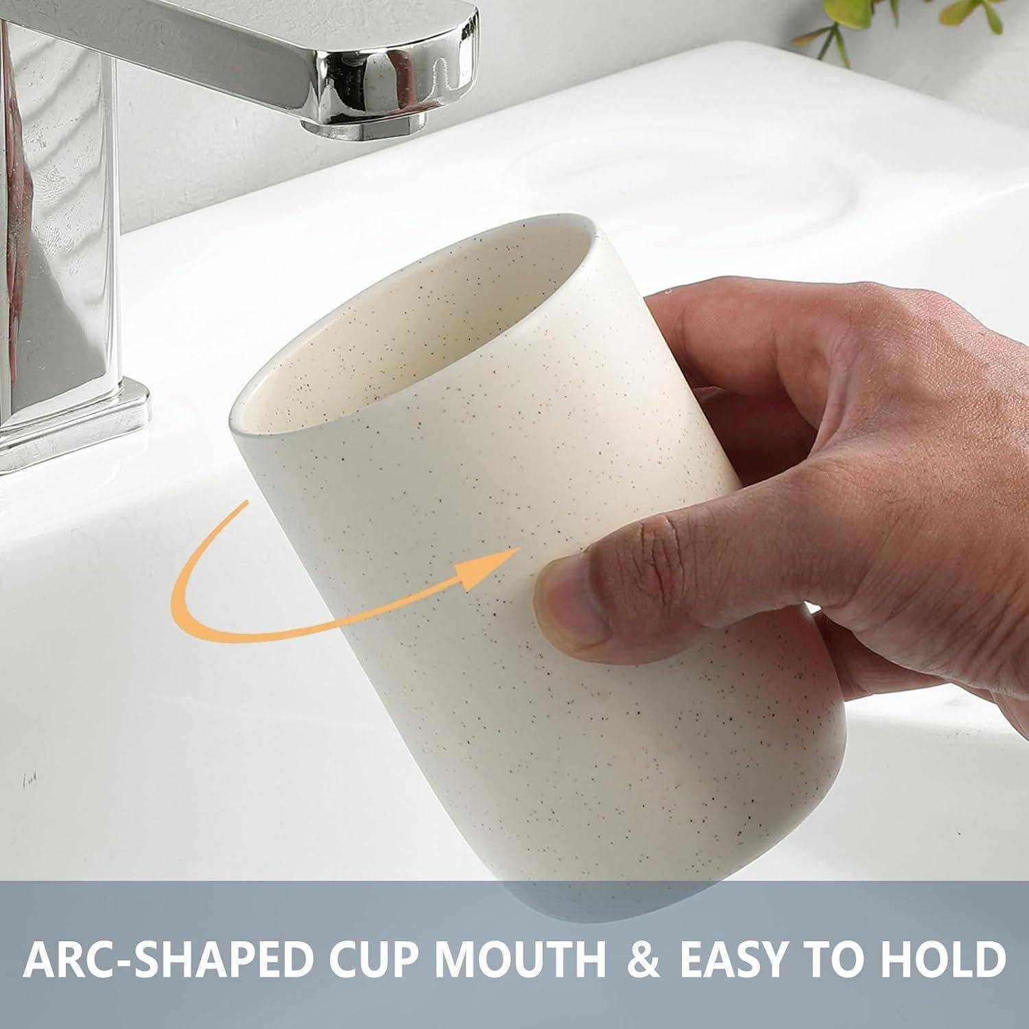 Hand hält eine gesprenkelte Tasse, die unter einem Wasserhahn geneigt ist, mit dem Text „ARC-SHAPED CUP MOUTH & EASY TO HOLD