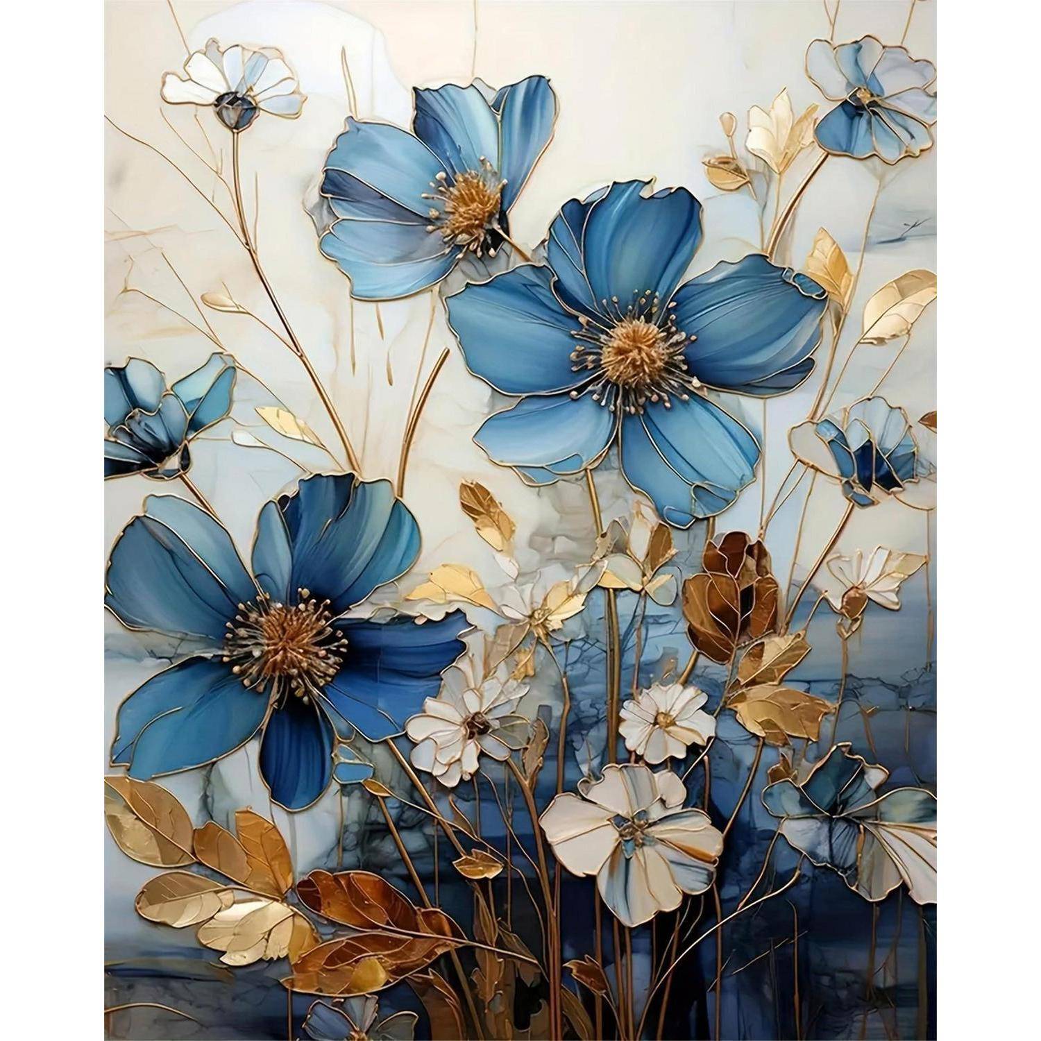 Blaue und weiße Blüten mit goldenen Blättern in einem dekorativen Blumengemälde auf einem weichen, abstrakten Hintergrund.