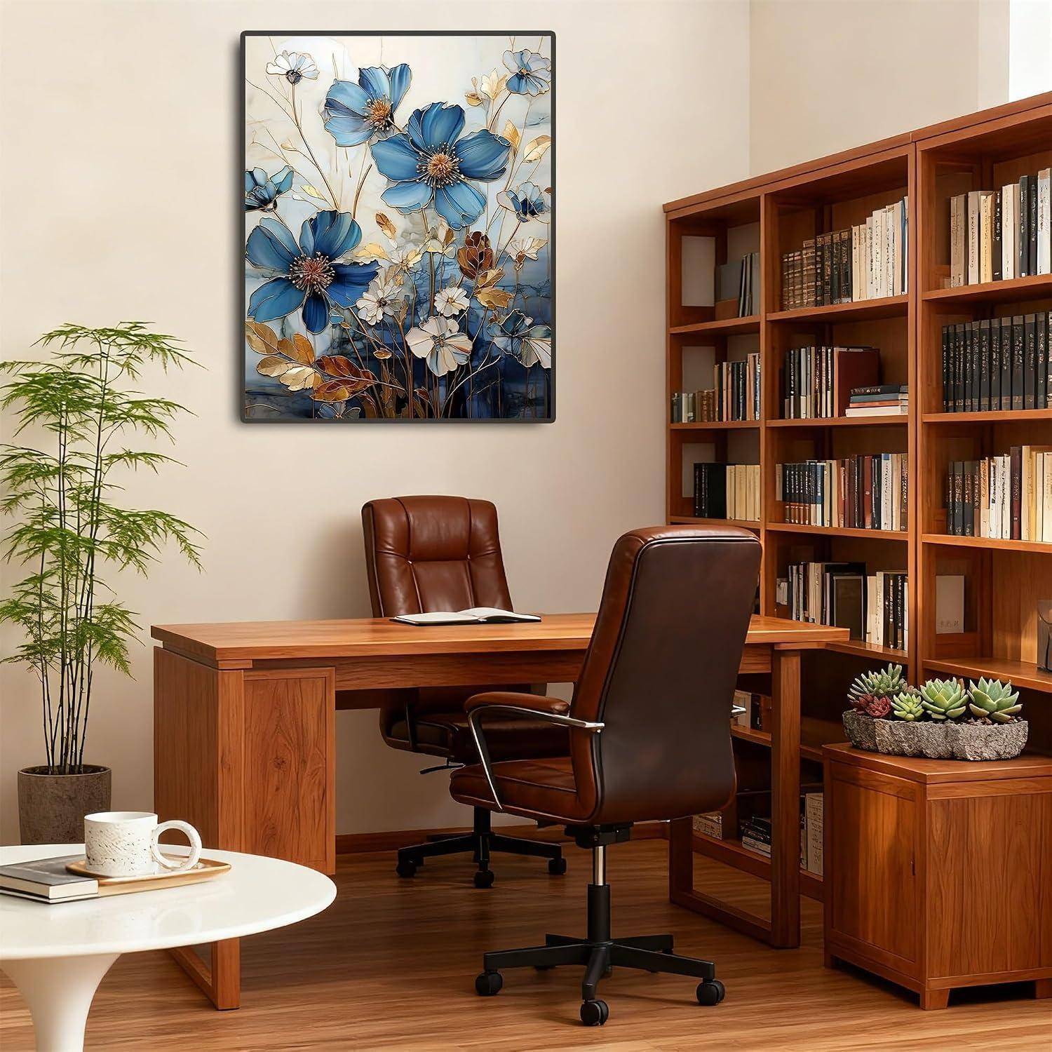 Ein ordentliches Büro mit zwei Lederstühlen, einem Holzschreibtisch, Bücherregalen, einer Topfpflanze und einem blauen Blumengemälde an der Wand.