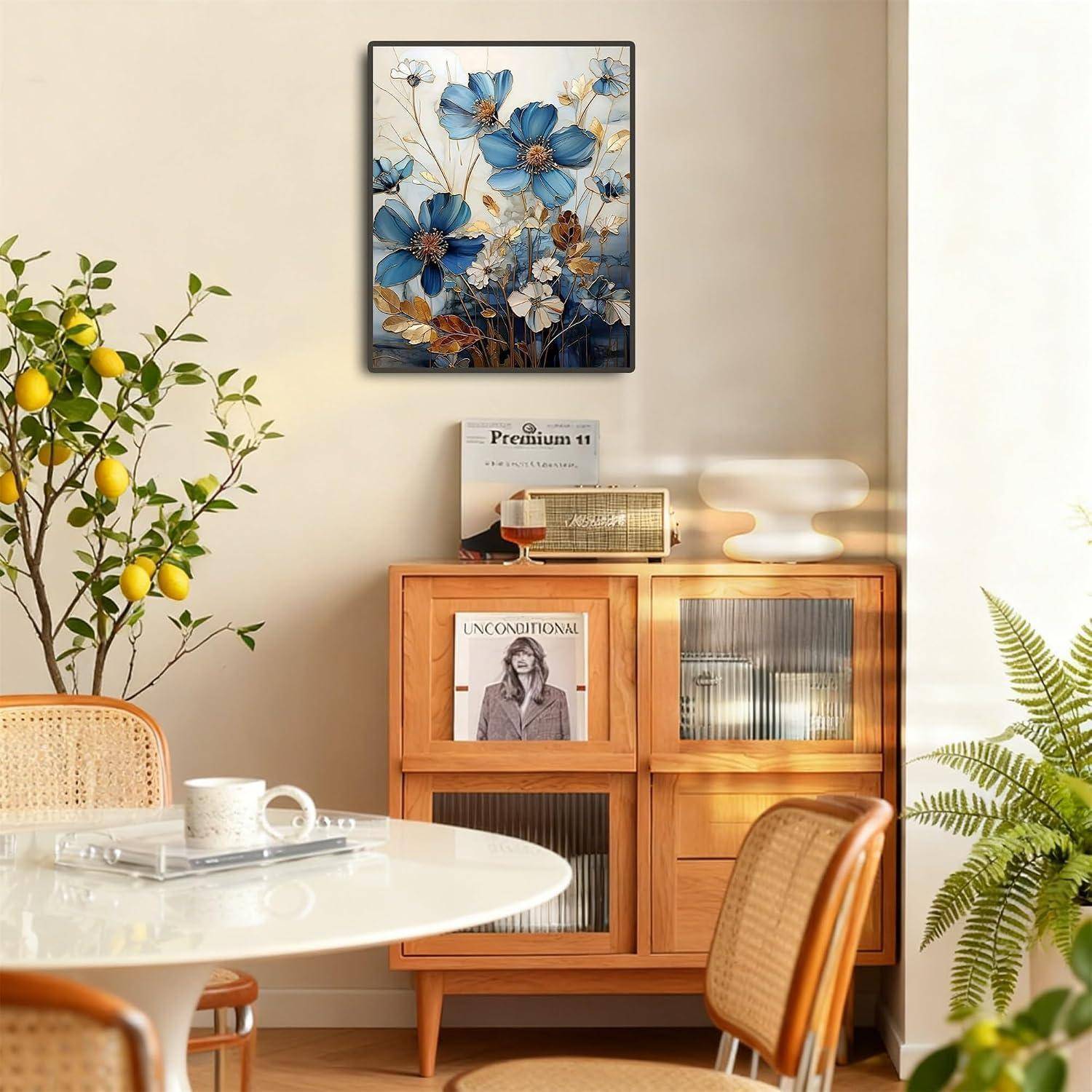 Helles Esszimmer mit rundem Tisch, Holzschrank, Zitronenbäumchen im Topf, Farn und blauem Blumenwandkunstwerk in einem sonnendurchfluteten Raum.