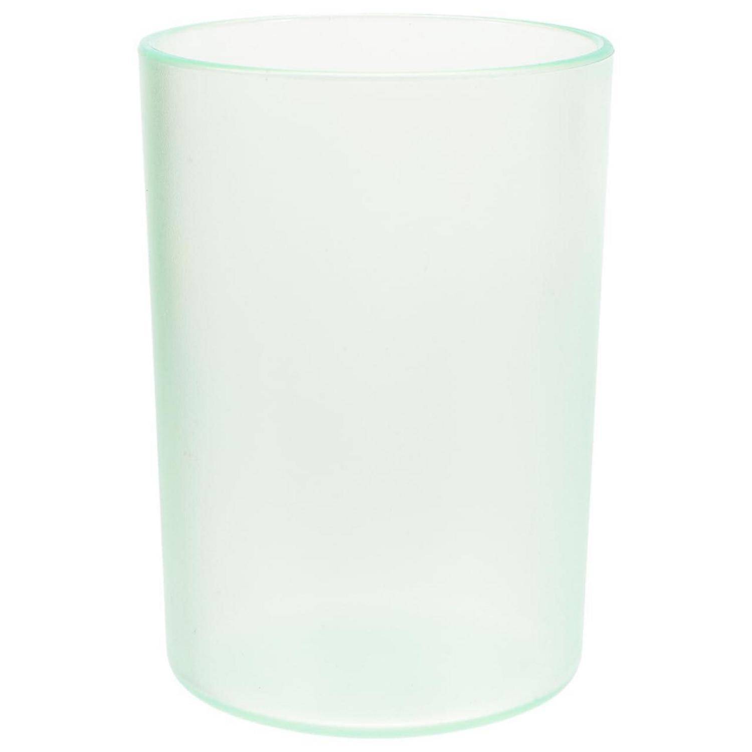 Leeres mattiertes durchscheinendes zylindrisches Glas oder Trinkglas auf einfachem weißem Hintergrund.