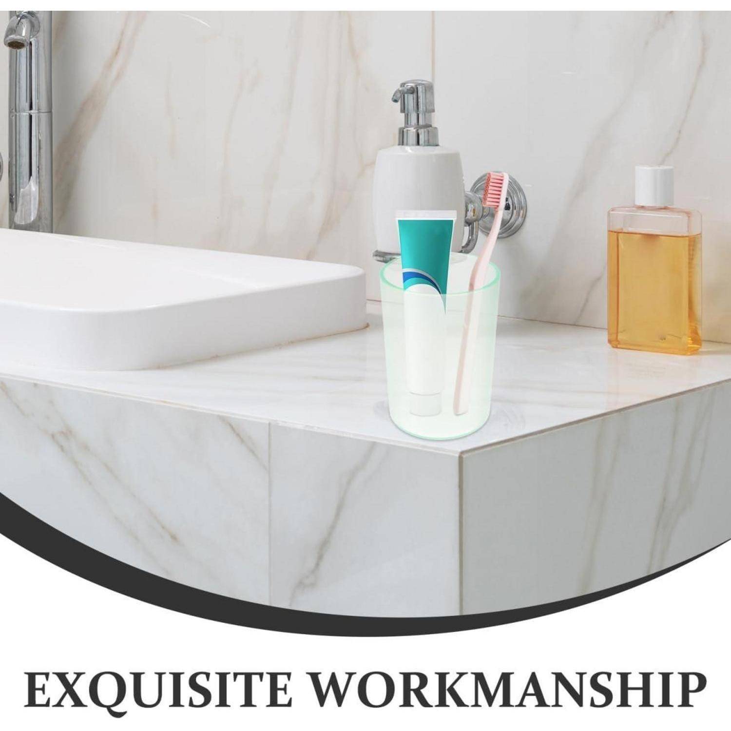 Badezimmerspüle und Arbeitsplatte mit Zahnpasta und Zahnbürste in einem Halter, Seifenflasche und dem Text „EXQUISITE WORKMANSHIP