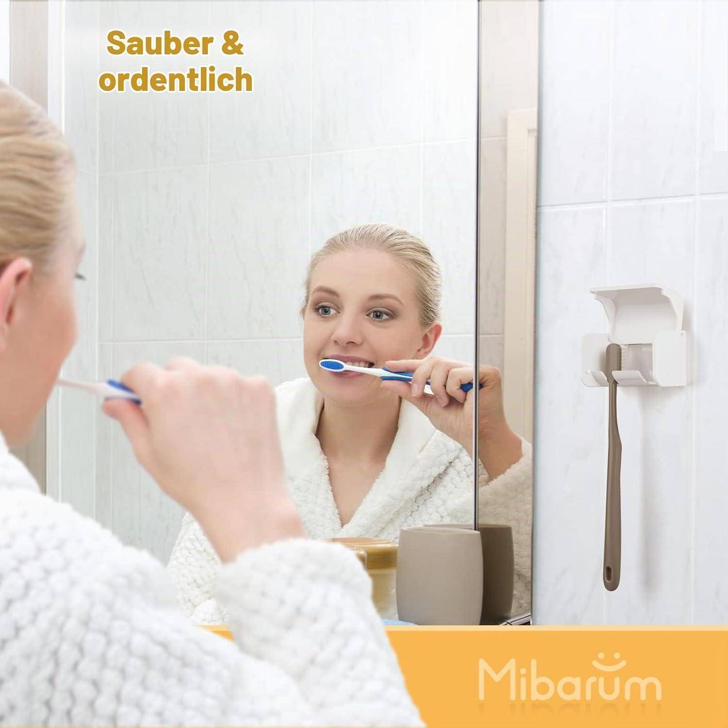 Blonde Frau im Bademantel putzt sich die Zähne vor einem Badezimmerspiegel; der Text lautet „Sauber & ordentlich